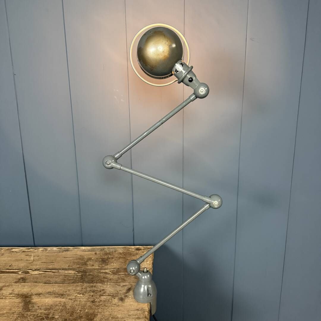 Donkergrijze Driearmstige Jieldé Tafelklemmlamp photo Verlichting