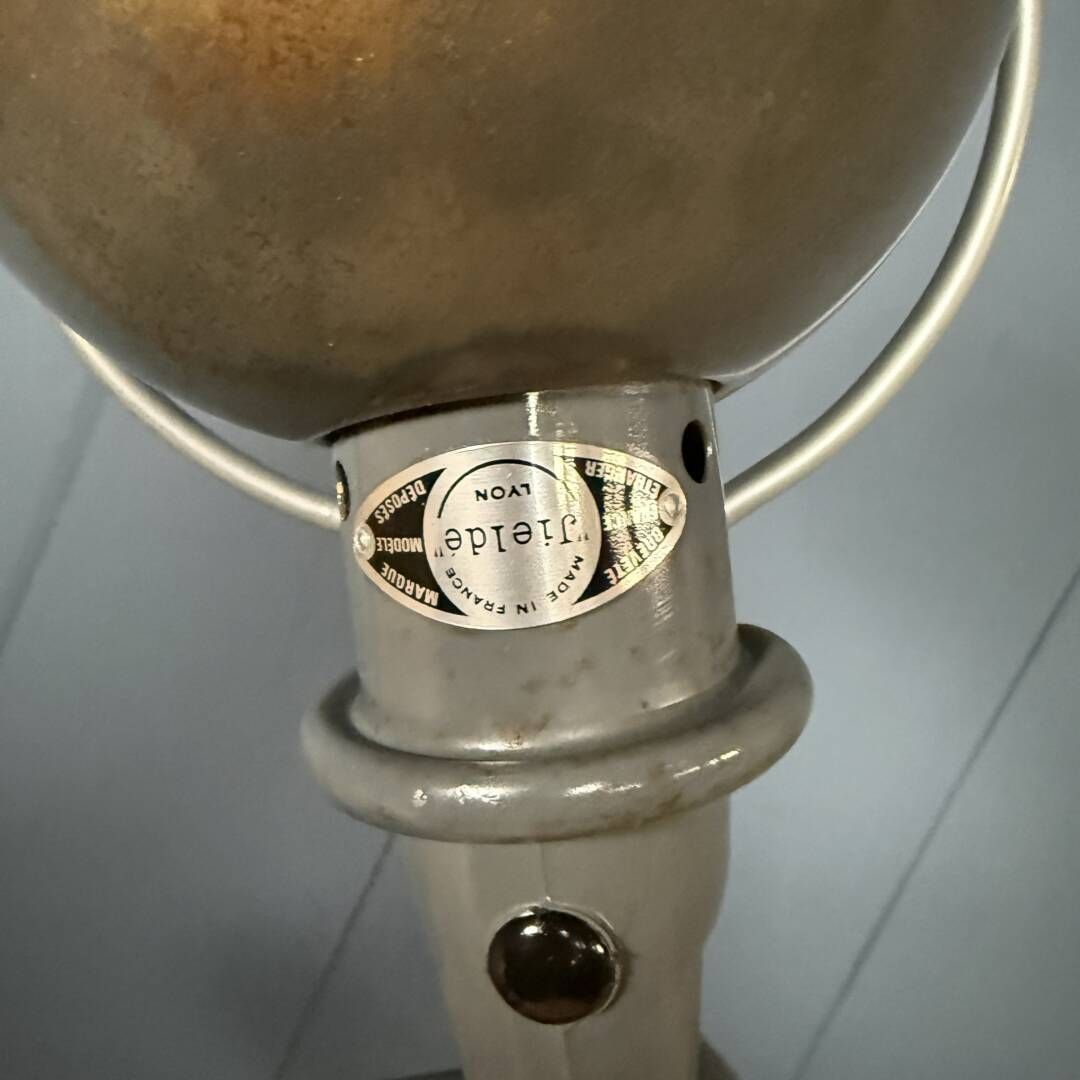 photo furniture Donkergrijze Driearmstige Jieldé Tafelklemmlamp