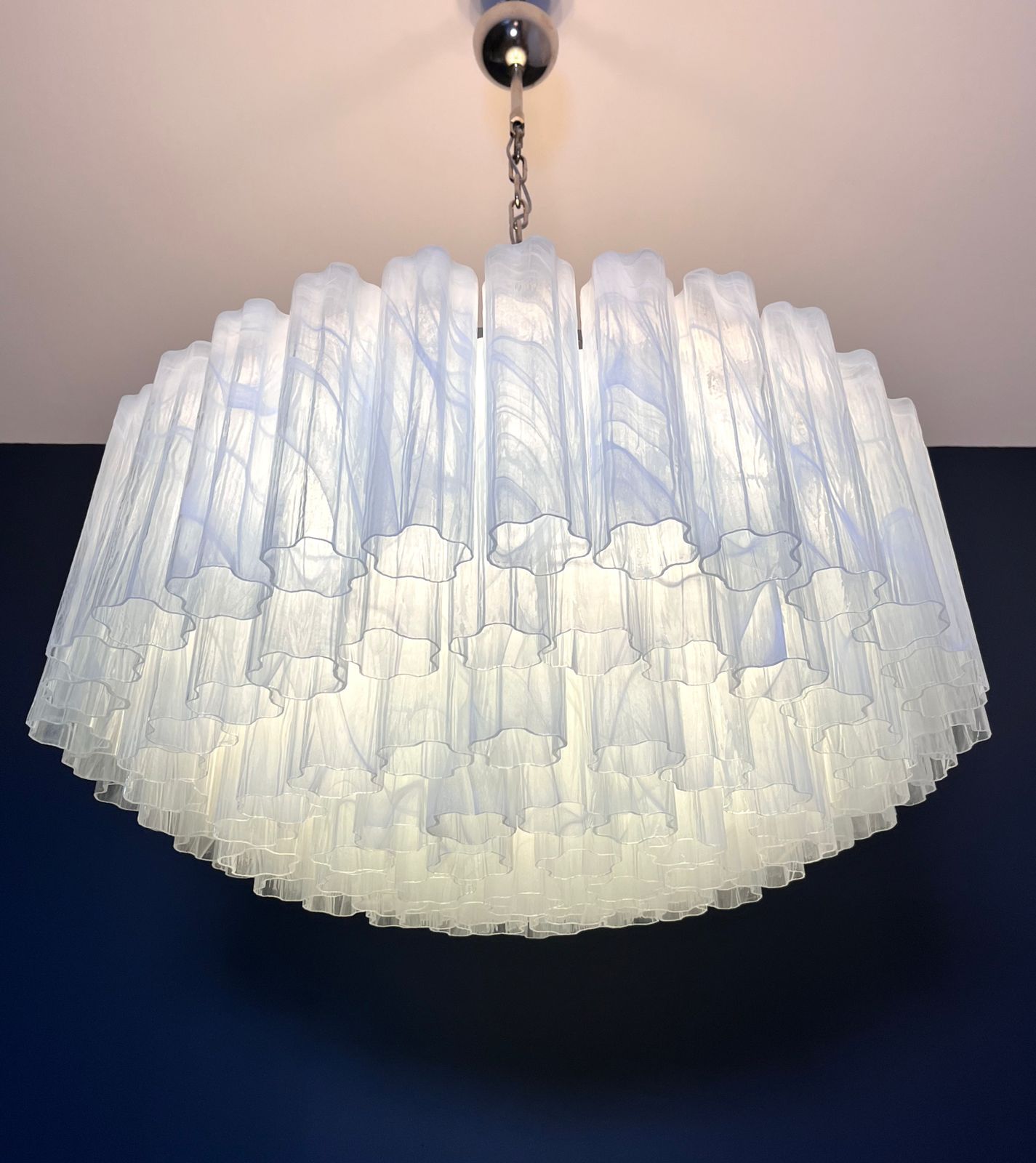 photo vintage Large Murano Glass Chandelier  101 White Alabaster Glass Tube