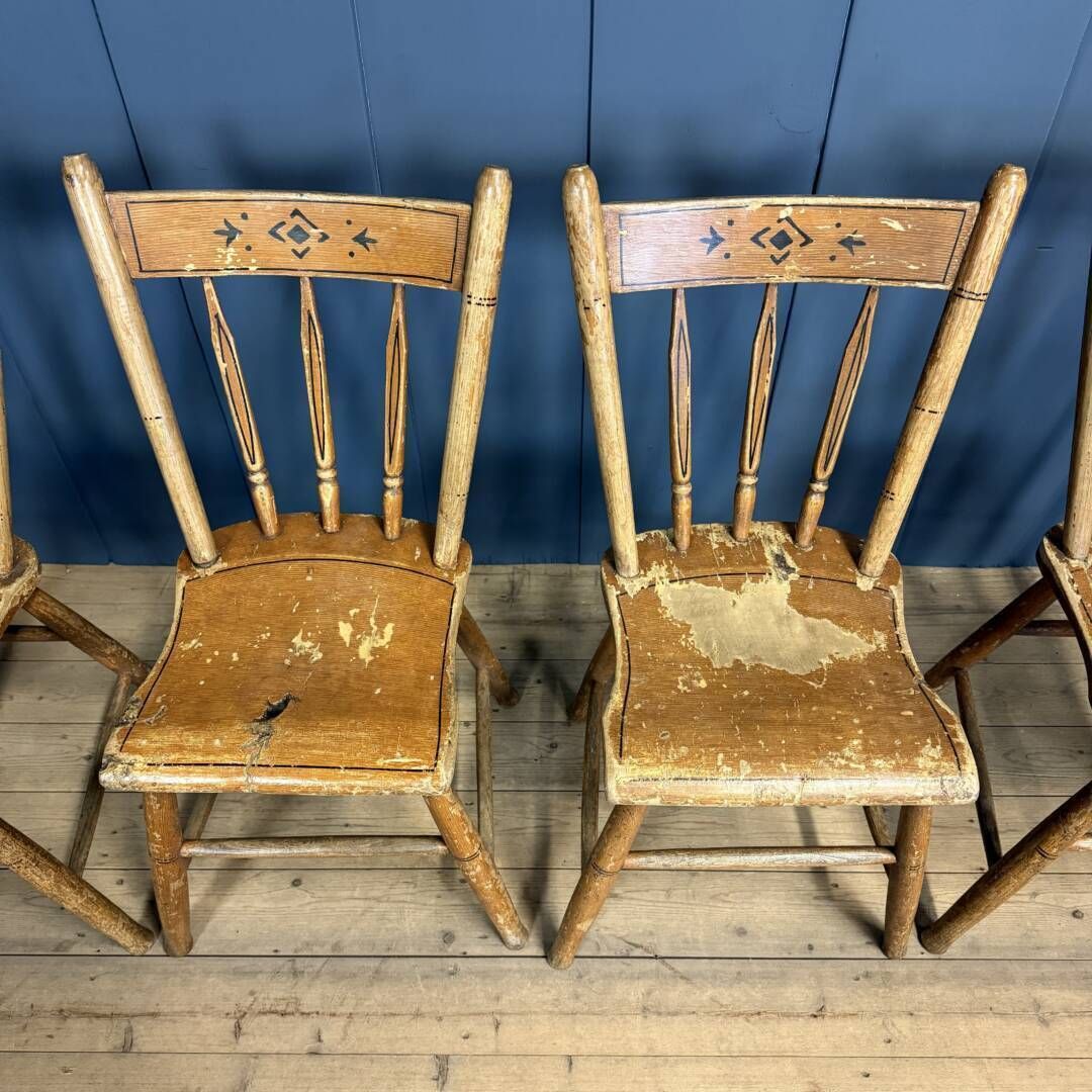 Set Van Vier Geschilderde Nederlandse Keukenstoelen photo 366.0