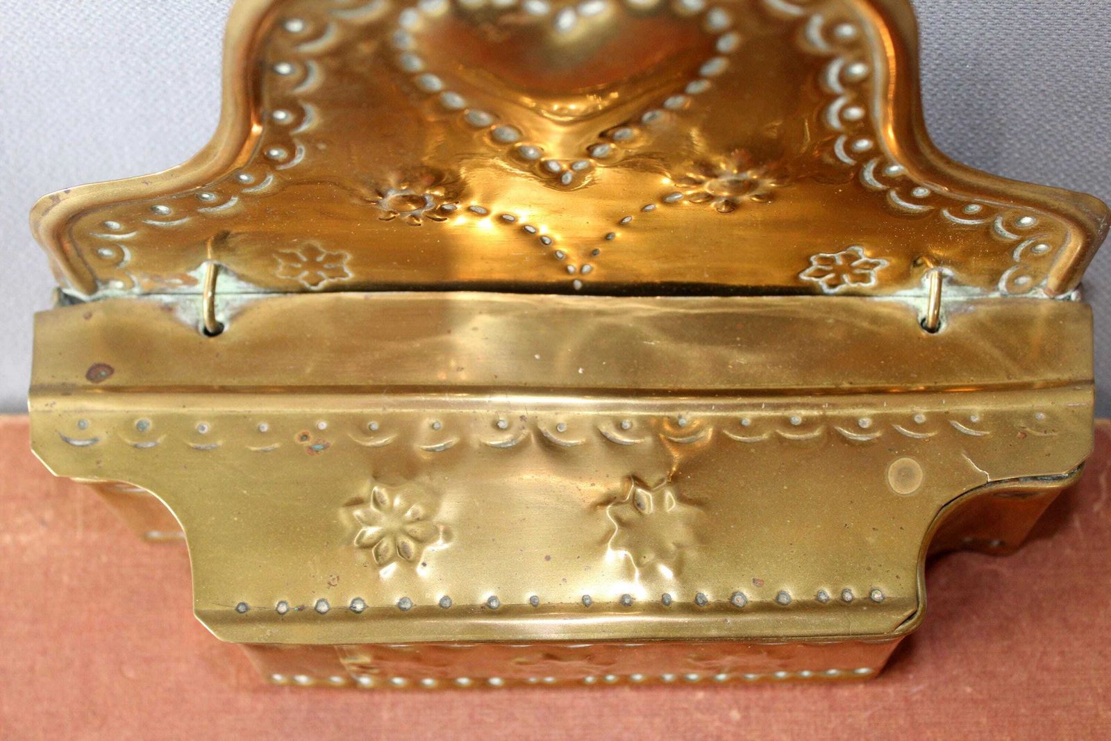 Woonaccessoires Antiek Messing Kaarsenbox, Messing Repousse Sieradendoosje, Wandhangend Of Vrijstaand, Gedreven Hart  En Bloemenmotief, Landelijke Stijl photo