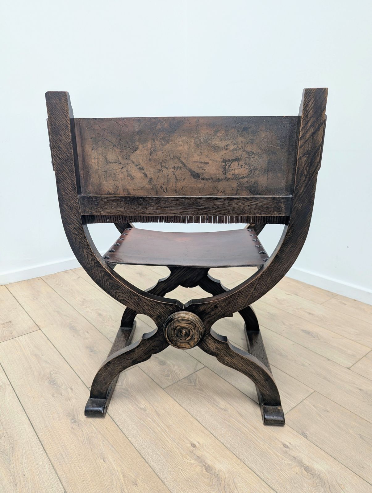 photo buy Fauteuil à piétement en X de style Renaissance italienne, milieu du XXe siècle - Livraison disponible 0306