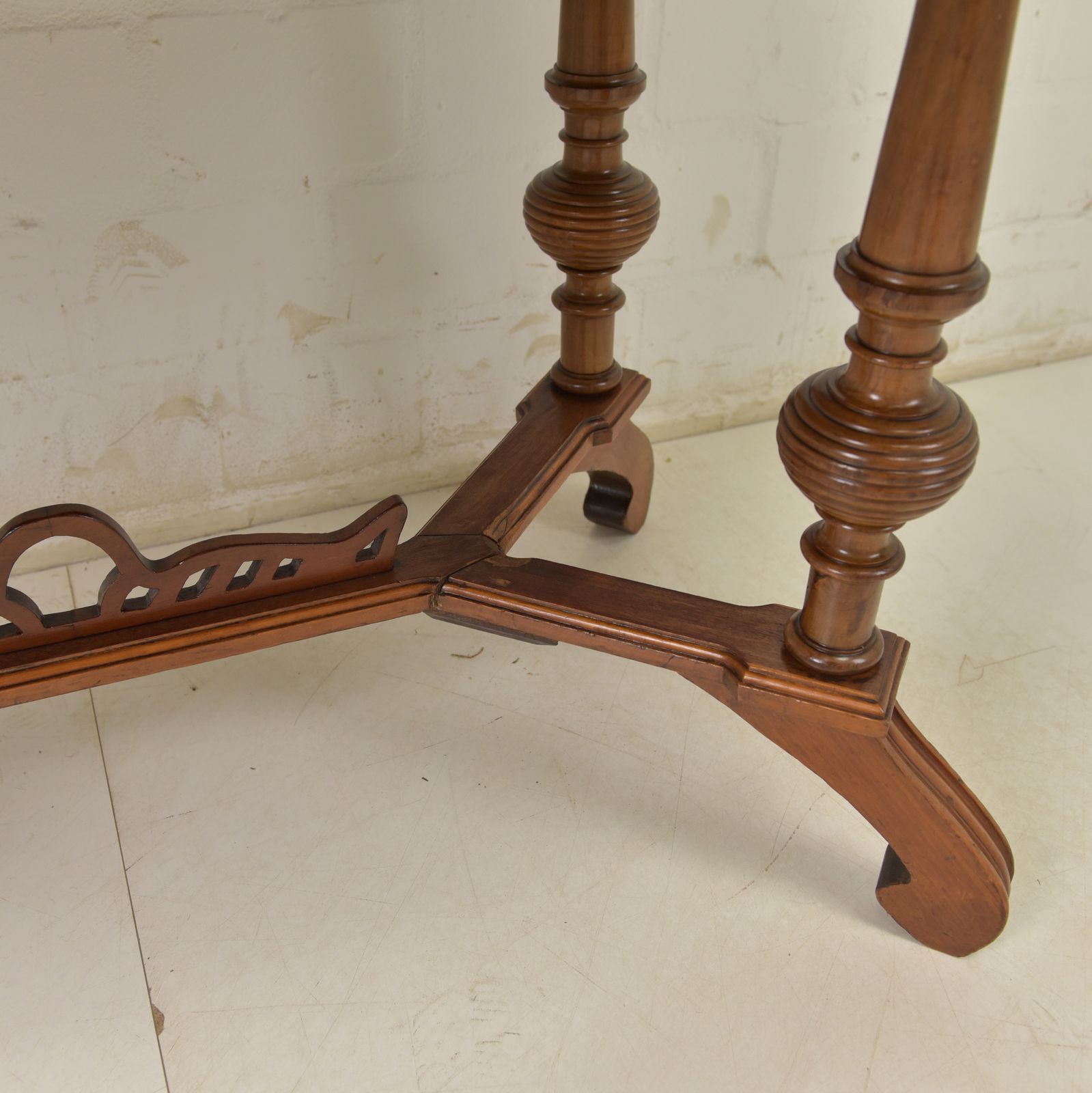 Antique! Restored Walnut Coffee Table, Gründerzeit/Art Nouveau Period, 1900s Side Table photo vinterior