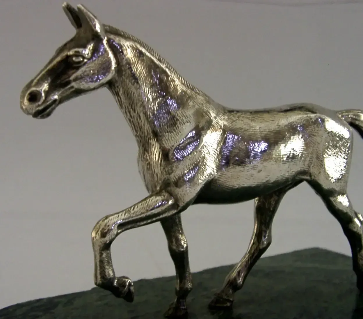 Grande figurine de bureau en argent sterling anglais représentant un cheval de chasse, 1978, A E Jones, 934 g