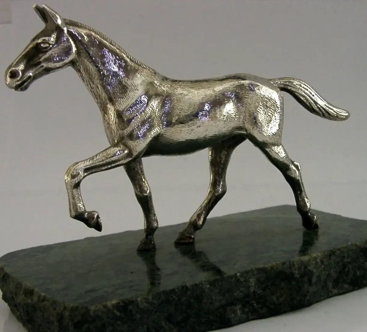 Grande figurine de bureau en argent sterling anglais représentant un cheval de chasse, 1978, A E Jones, 934 g photo for sale