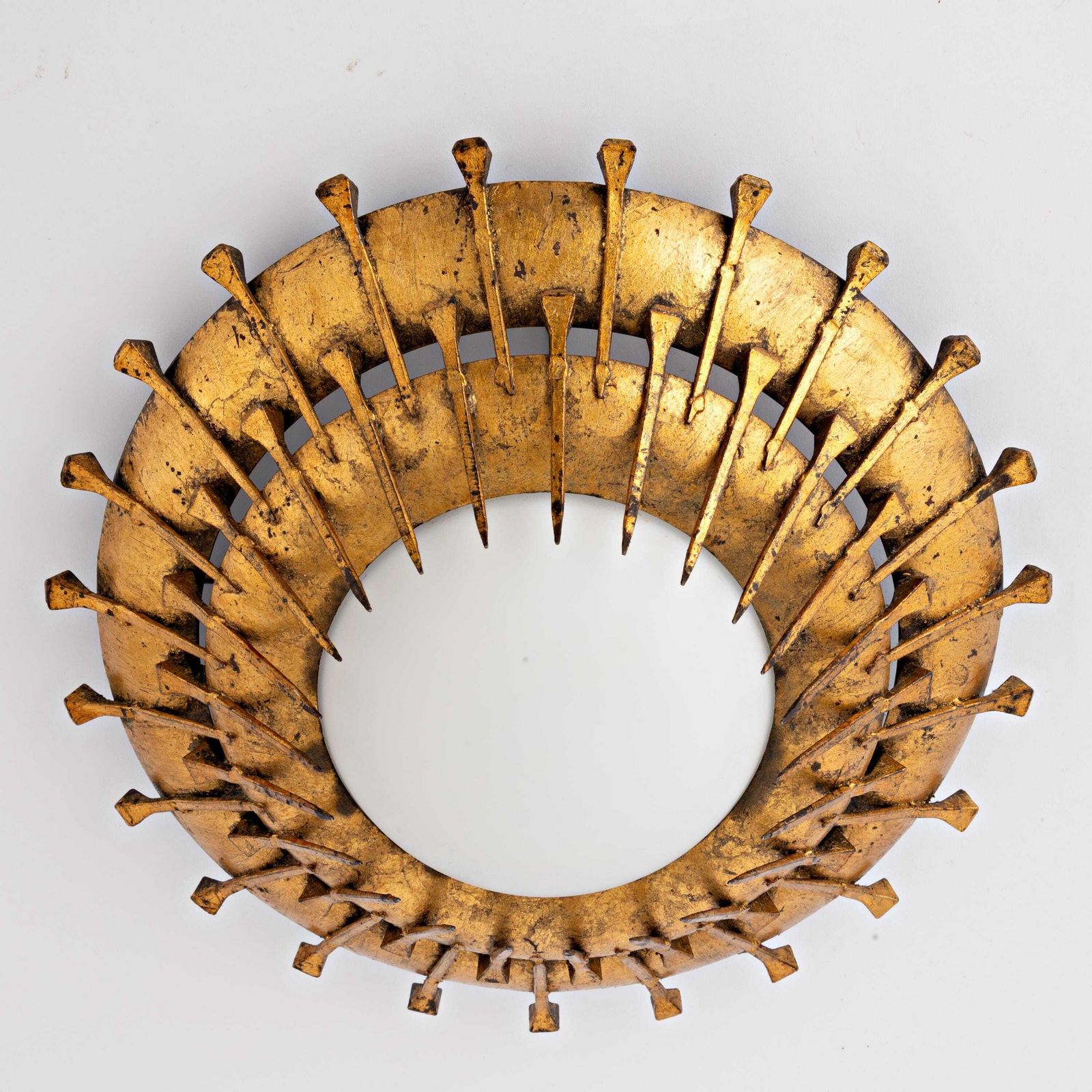 Mid Century Brutalist Spaans Vergulde Ijzeren Plafondlamp | Verguld Sunburst Spijkers Plafonnière Wandlamp Vintage | Jaren 1960 Regency Toleware photo vinterior