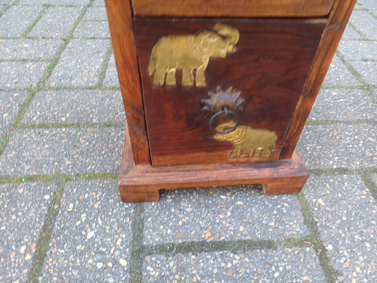 photo vintage Vintage Teak Thin Chest Of Drawers Elephant Motif Brass Handles Slim Storage Cabinet Solid Wood 1980s Oriental Style