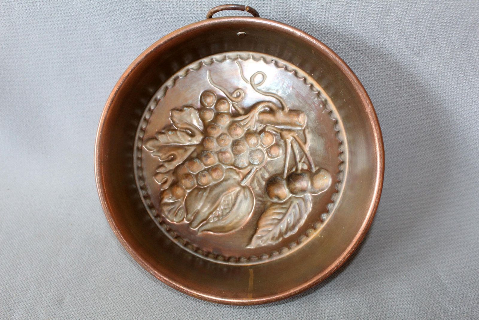 photo vintage Large Antique French Copper Mold With Grapevine Embossed Motif And Cherries, Cake Pan Mold Country Kitchen Decoration Decor (20.5 Cm)