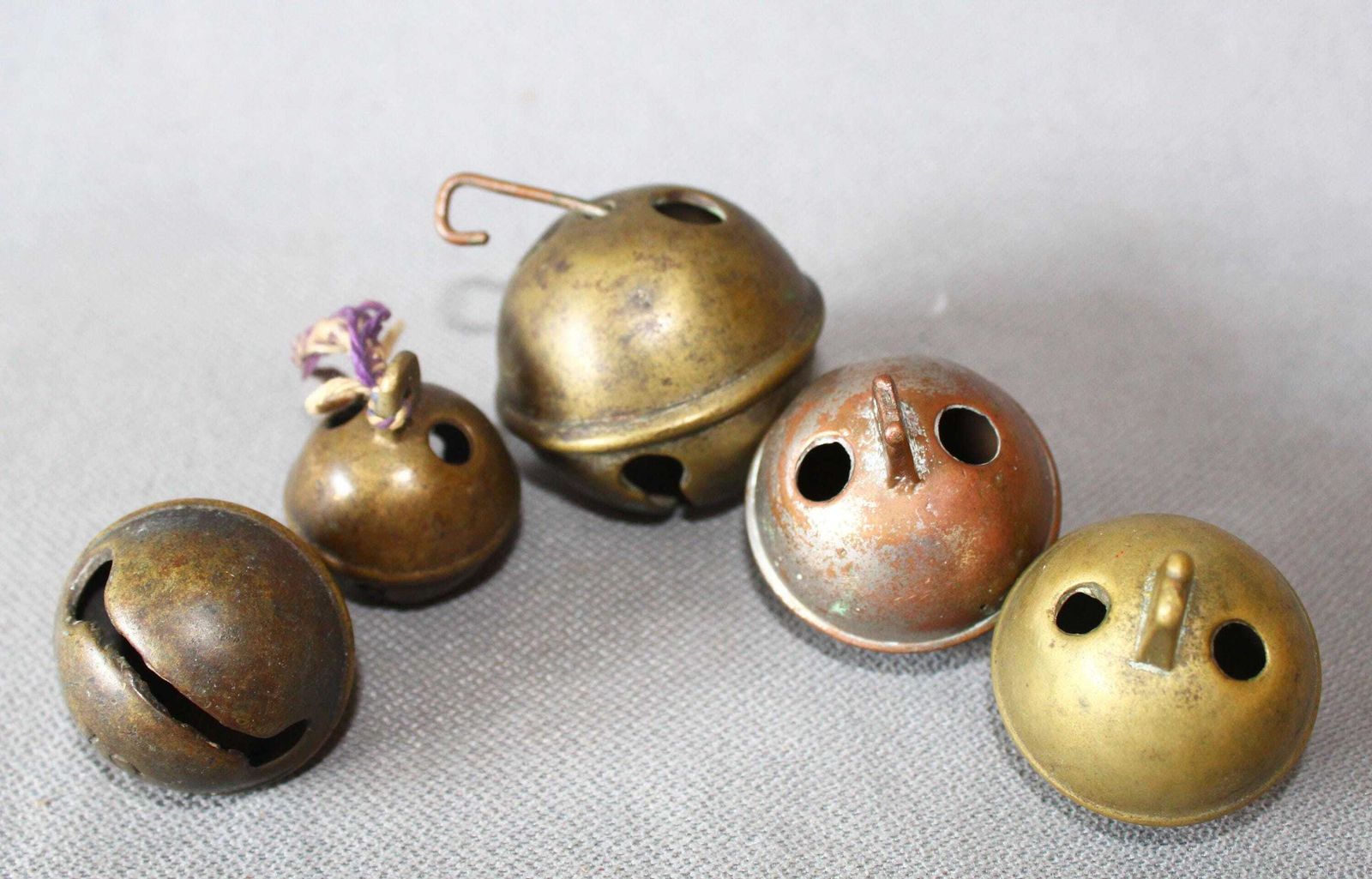 Lot de 5 clochettes grelot d'époque en cuivre et laiton, cloche française, grelot de traîneau, clochette de pêche, instrument, cloche crotale, cloche pour animaux photo furniture