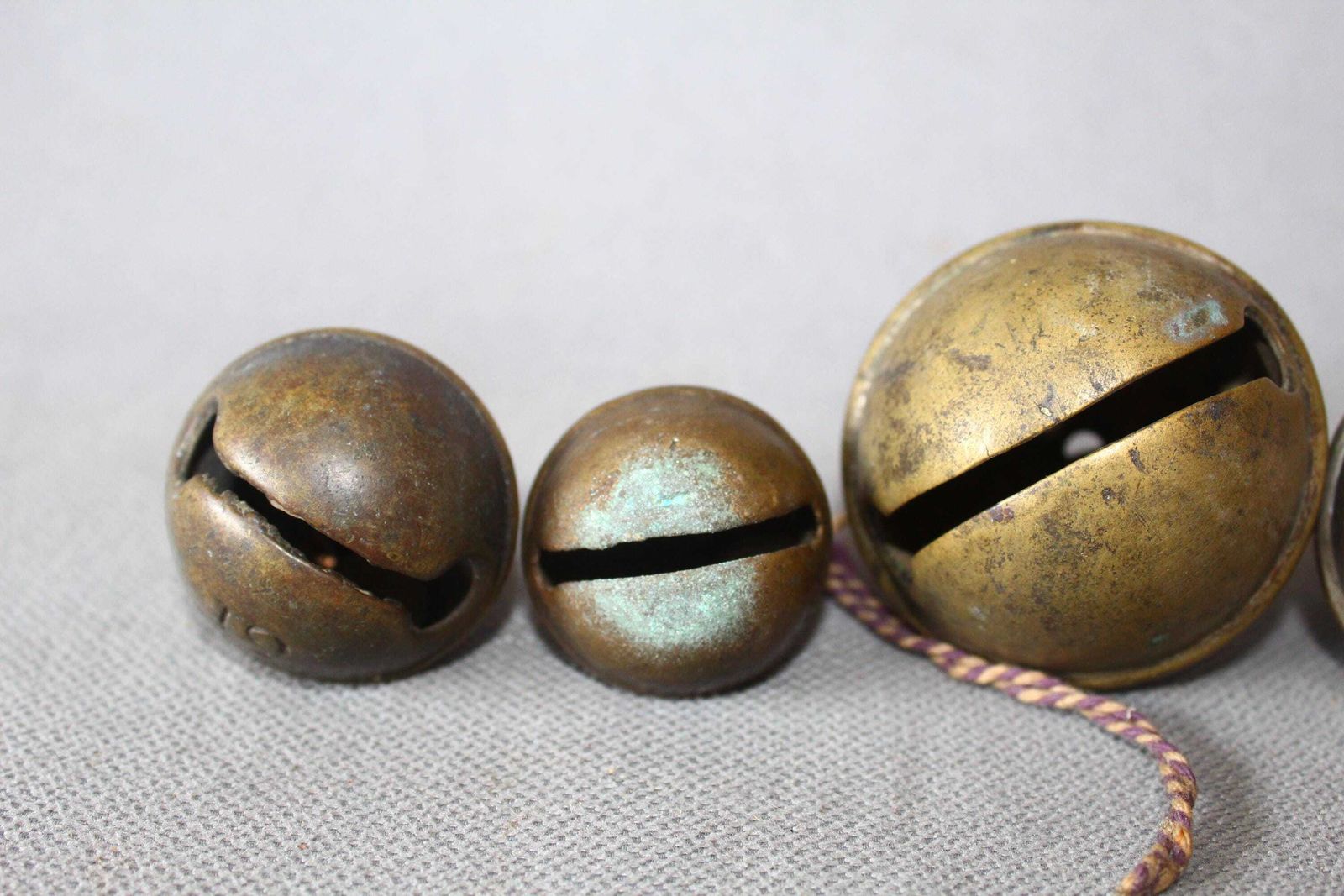 Lot de 5 clochettes grelot d'époque en cuivre et laiton, cloche française, grelot de traîneau, clochette de pêche, instrument, cloche crotale, cloche pour animaux photo for sale
