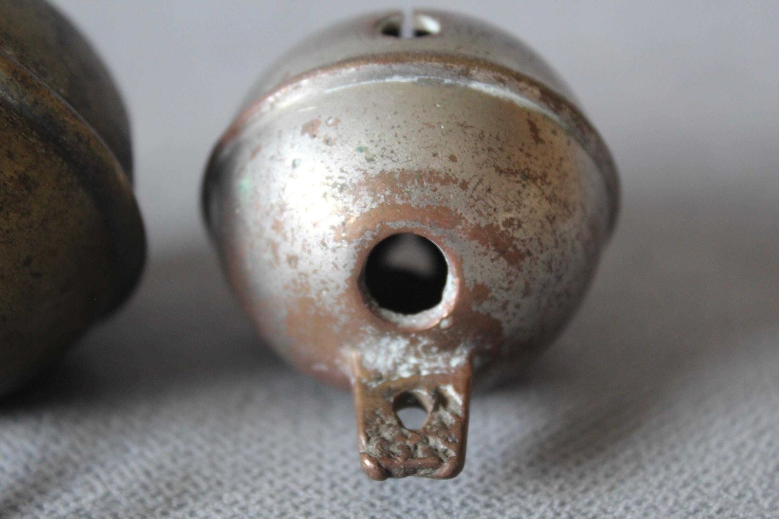 photo furniture Lot de 5 clochettes grelot d'époque en cuivre et laiton, cloche française, grelot de traîneau, clochette de pêche, instrument, cloche crotale, cloche pour animaux