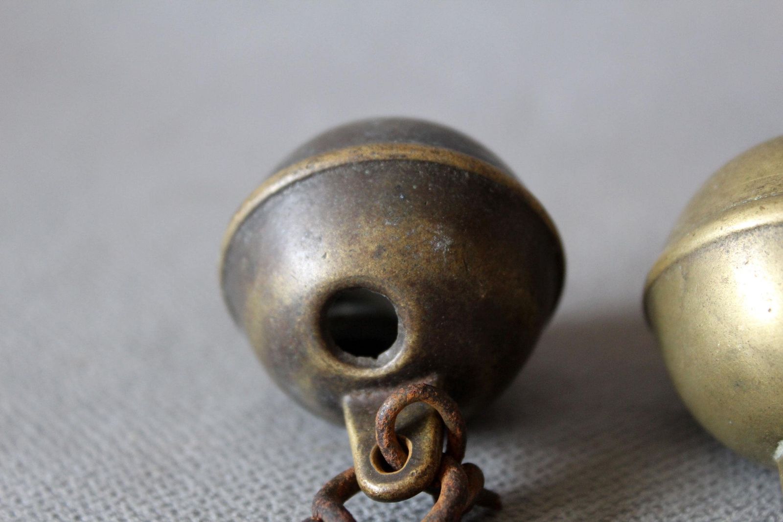 89.0 Lot de 5 clochettes grelot d'époque en cuivre et laiton, cloche française, grelot de traîneau, clochette de pêche, instrument, cloche crotale, cloche pour animaux photo