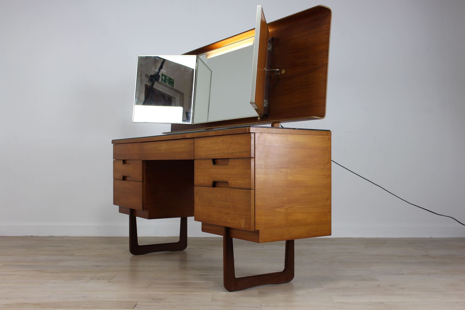 Uniflex Q Range Dressing Table By Gunther Hoffstead photo buy