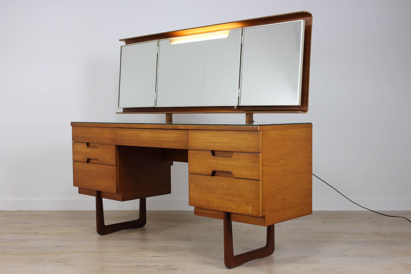 Uniflex Q Range Dressing Table By Gunther Hoffstead