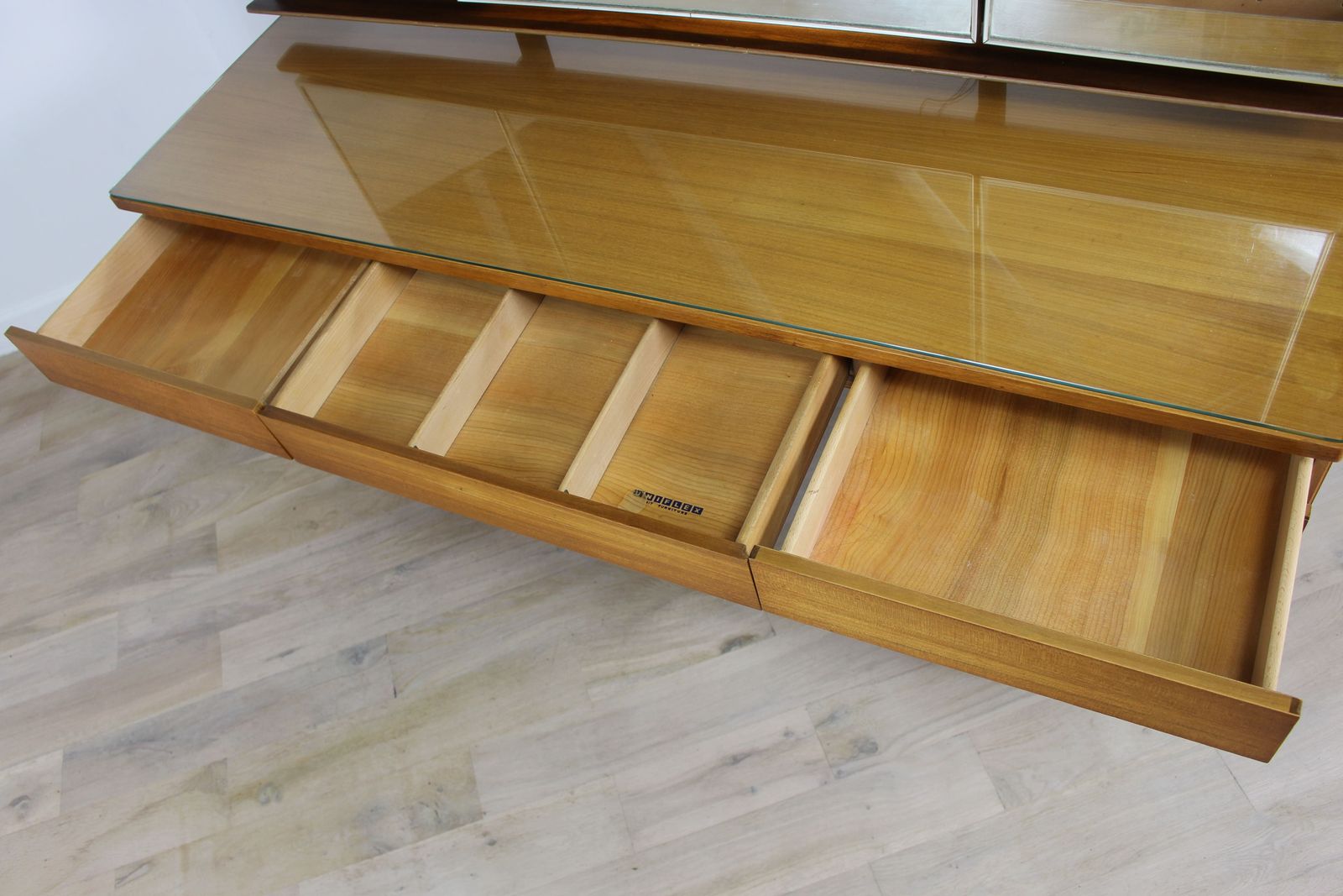 photo vinterior Uniflex Q Range Dressing Table By Gunther Hoffstead