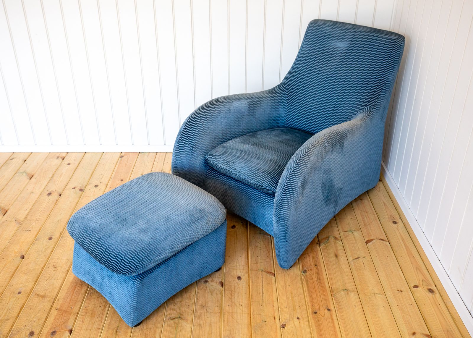 photo vintage Loge Lounge Chair & Ottoma.N By Gerard Van Den Berg For Montis 1980s La Maison Pierre Frey Fabric Blue Velvet Armchai.R Footstool Art Deco Style