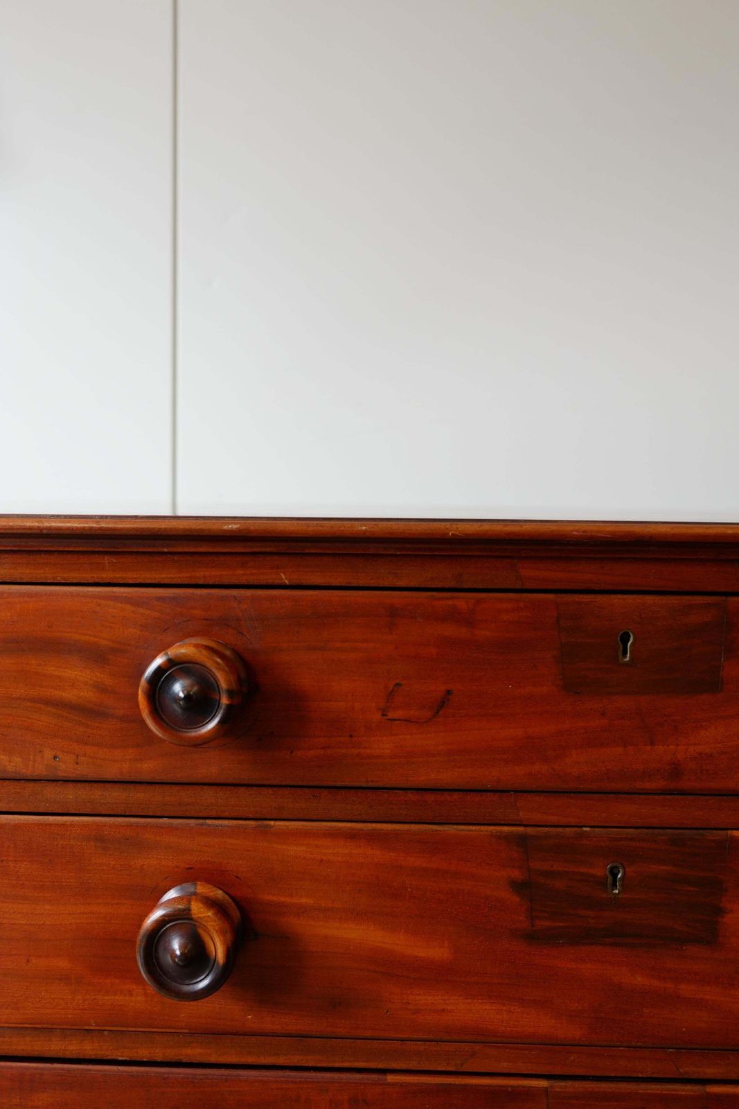 photo vinterior Unique 19th Century Mahogany Chest Of Drawers
