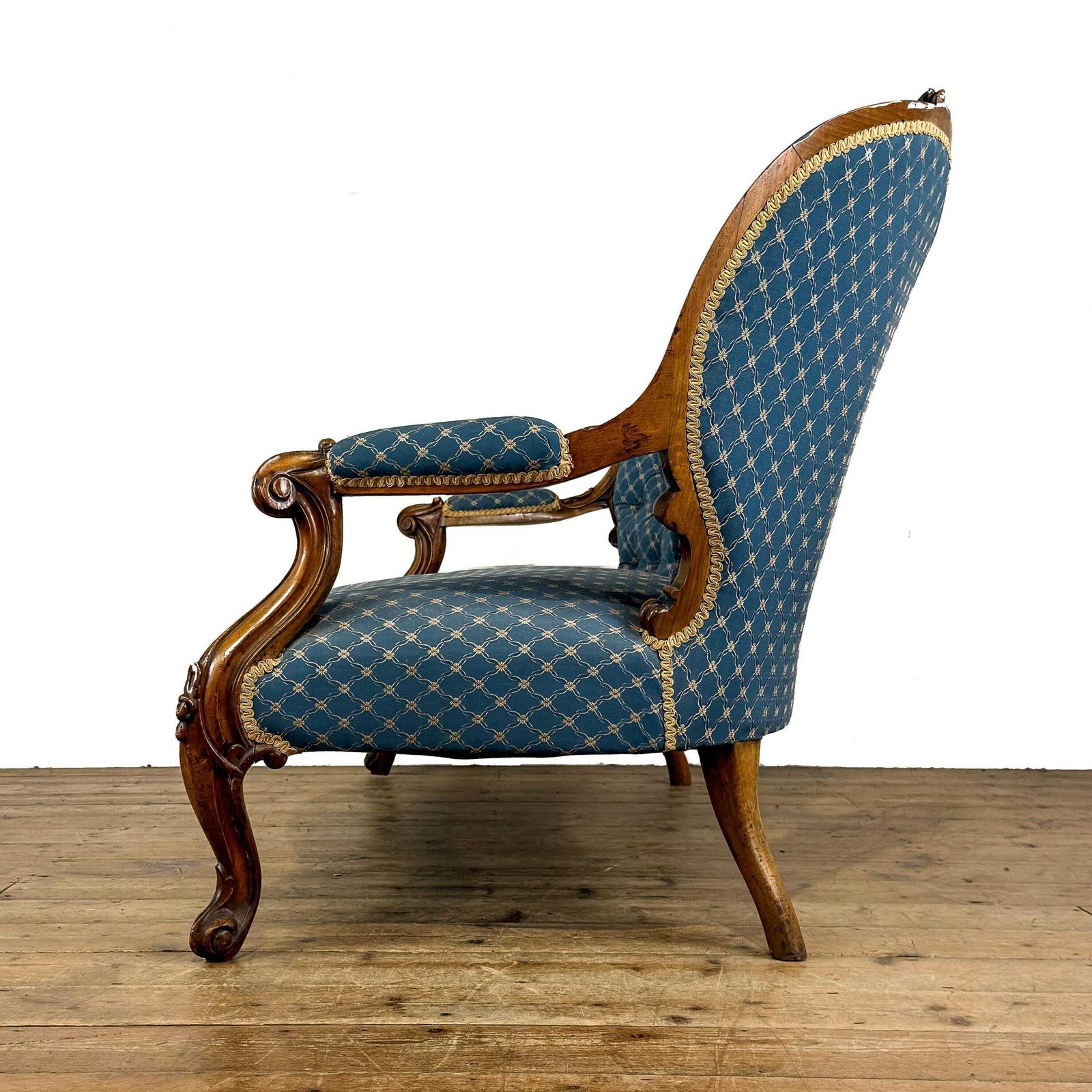 Antique Victorian Walnut Sofa Or Chaise | Antique Sofa | Antique Seating | Victorian Antiques | Victorian Armchair photo Furniture