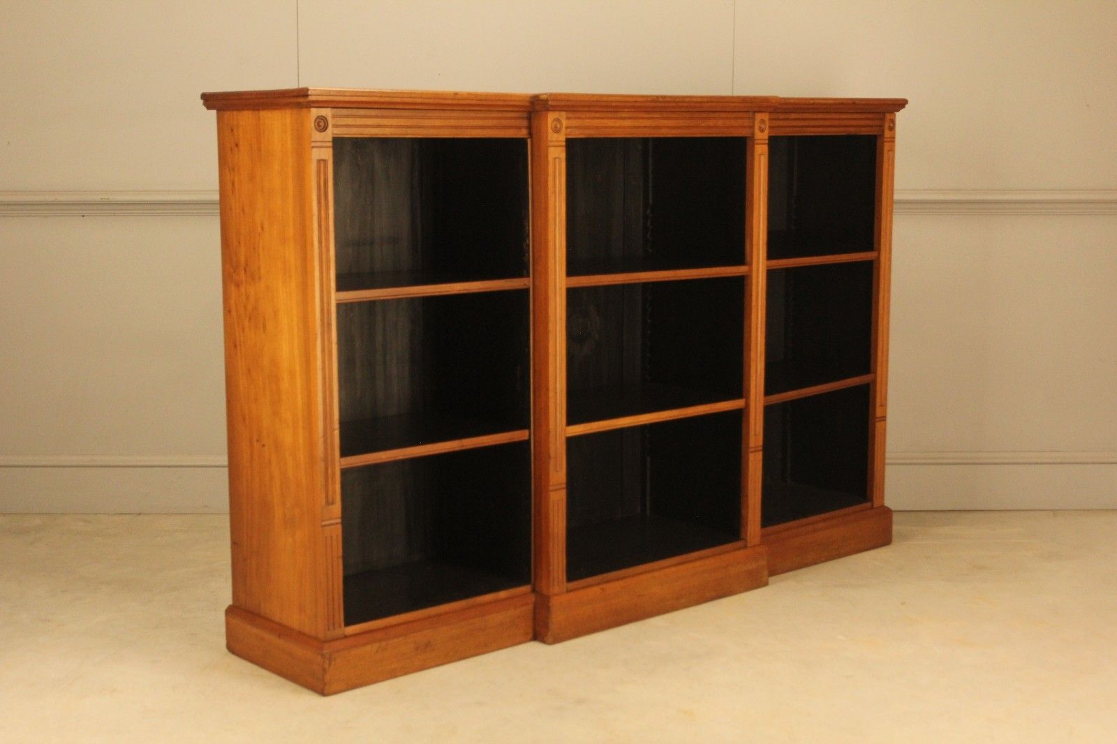 photo vinterior A Fine Pair Of Edwardian Mahogany Breakfront Open Bookcases