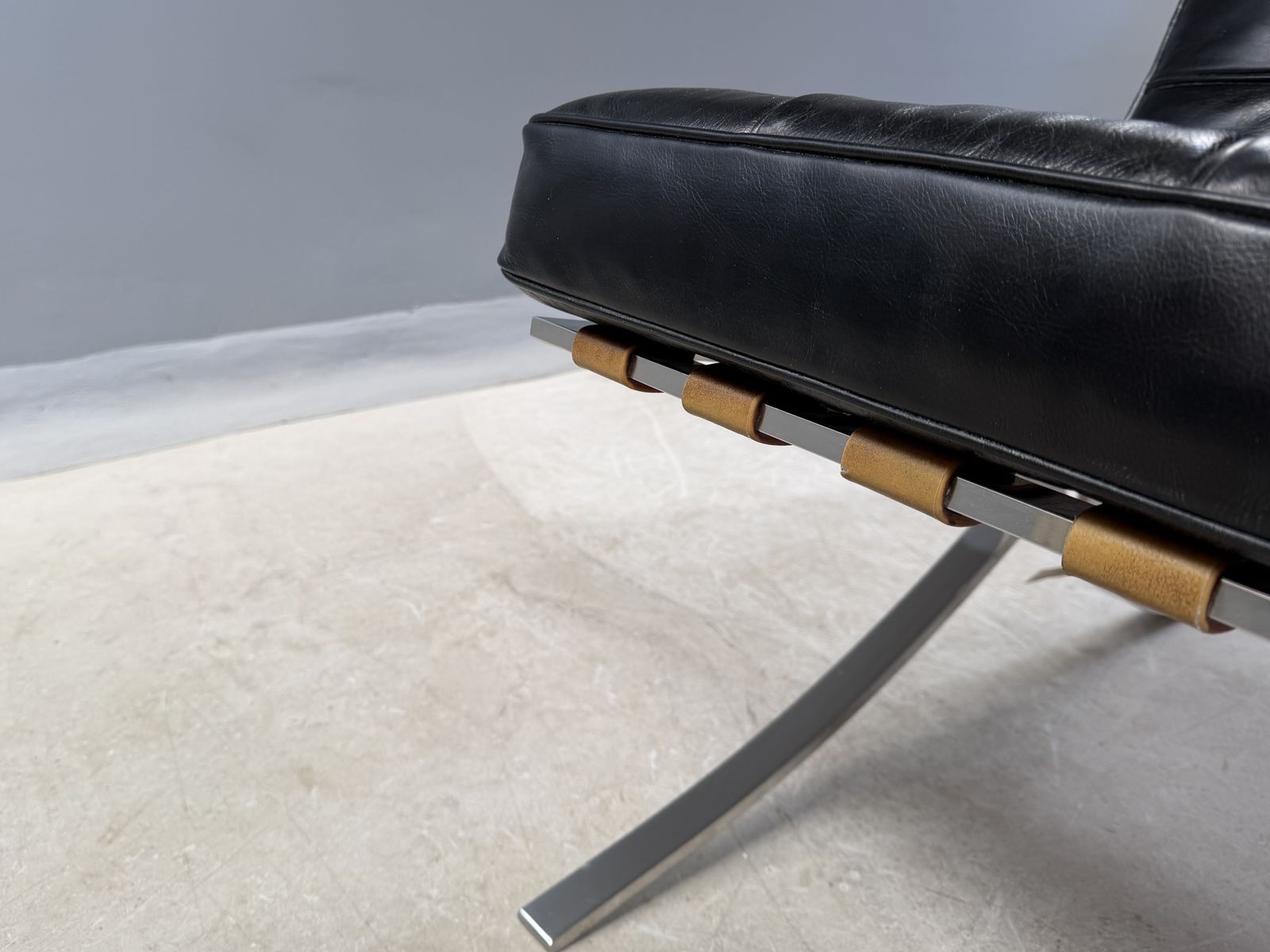 1595.0 Barcelona Chair Leather Lounge Black Accent Chair Bauhaus Statement Armchair photo