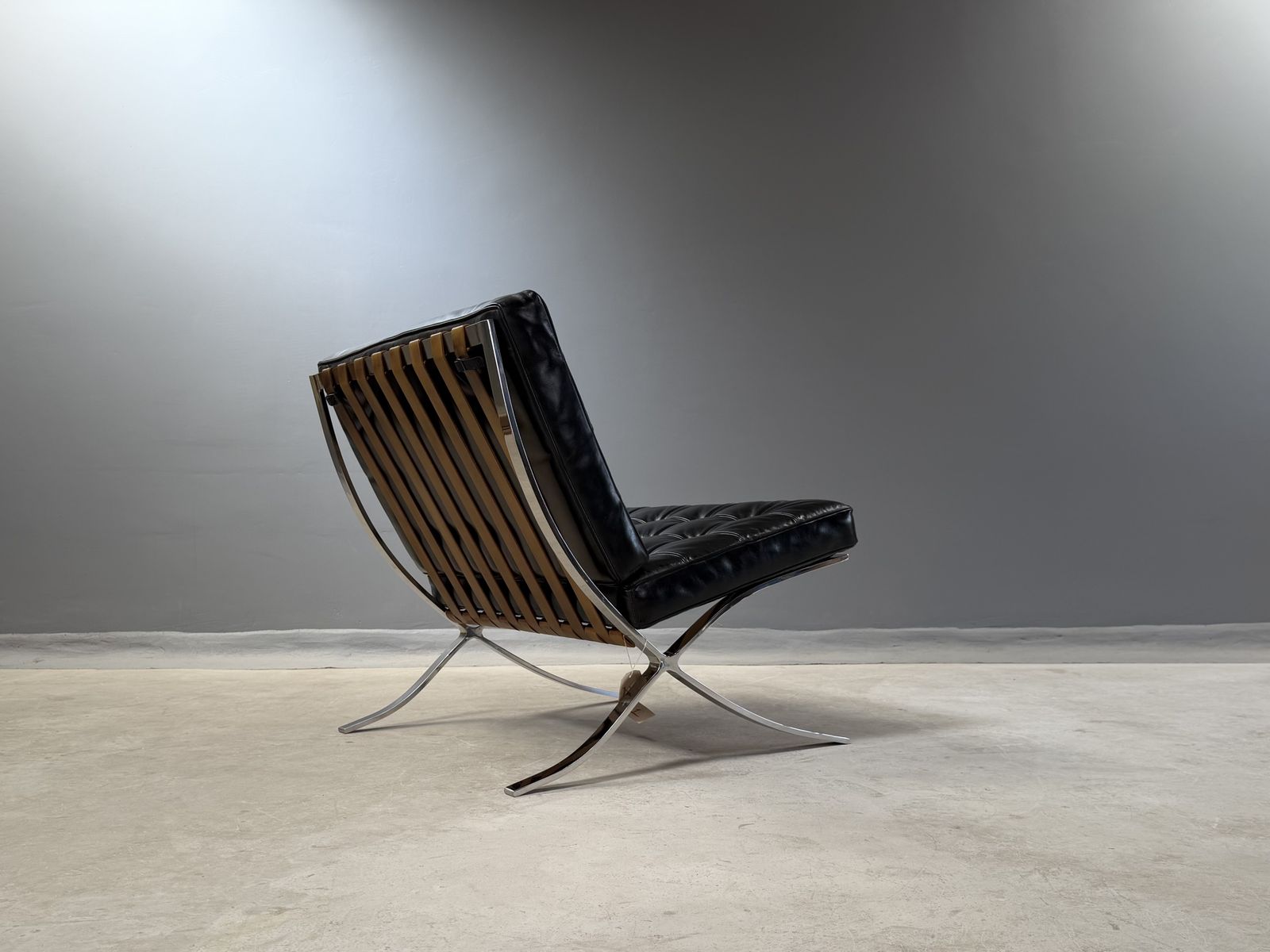 photo vintage Barcelona Chair Leather Lounge Black Accent Chair Bauhaus Statement Armchair