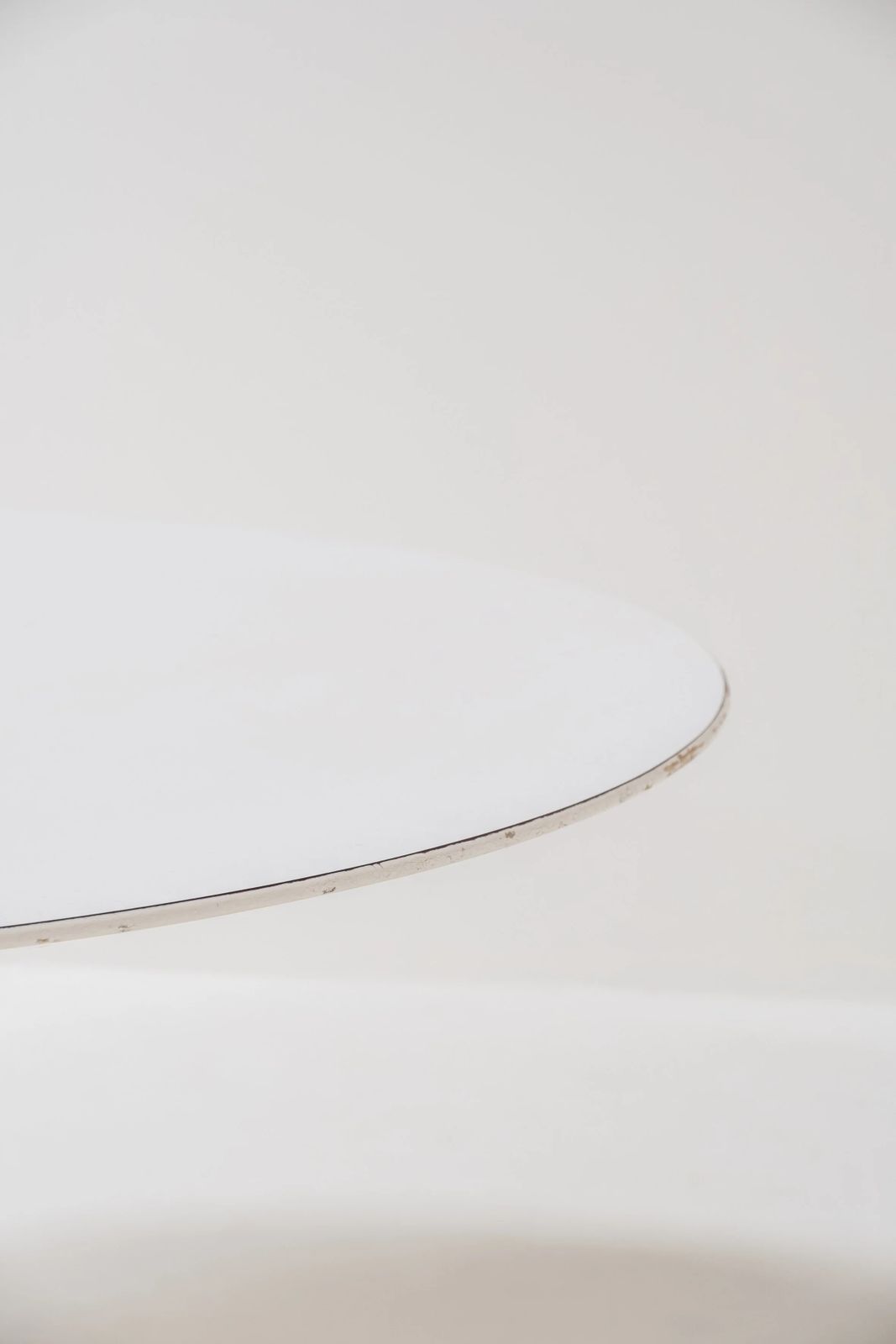 Round Dining Table With Metal Tulip Base And White Lacquered Table Top 1970 photo 2620.0