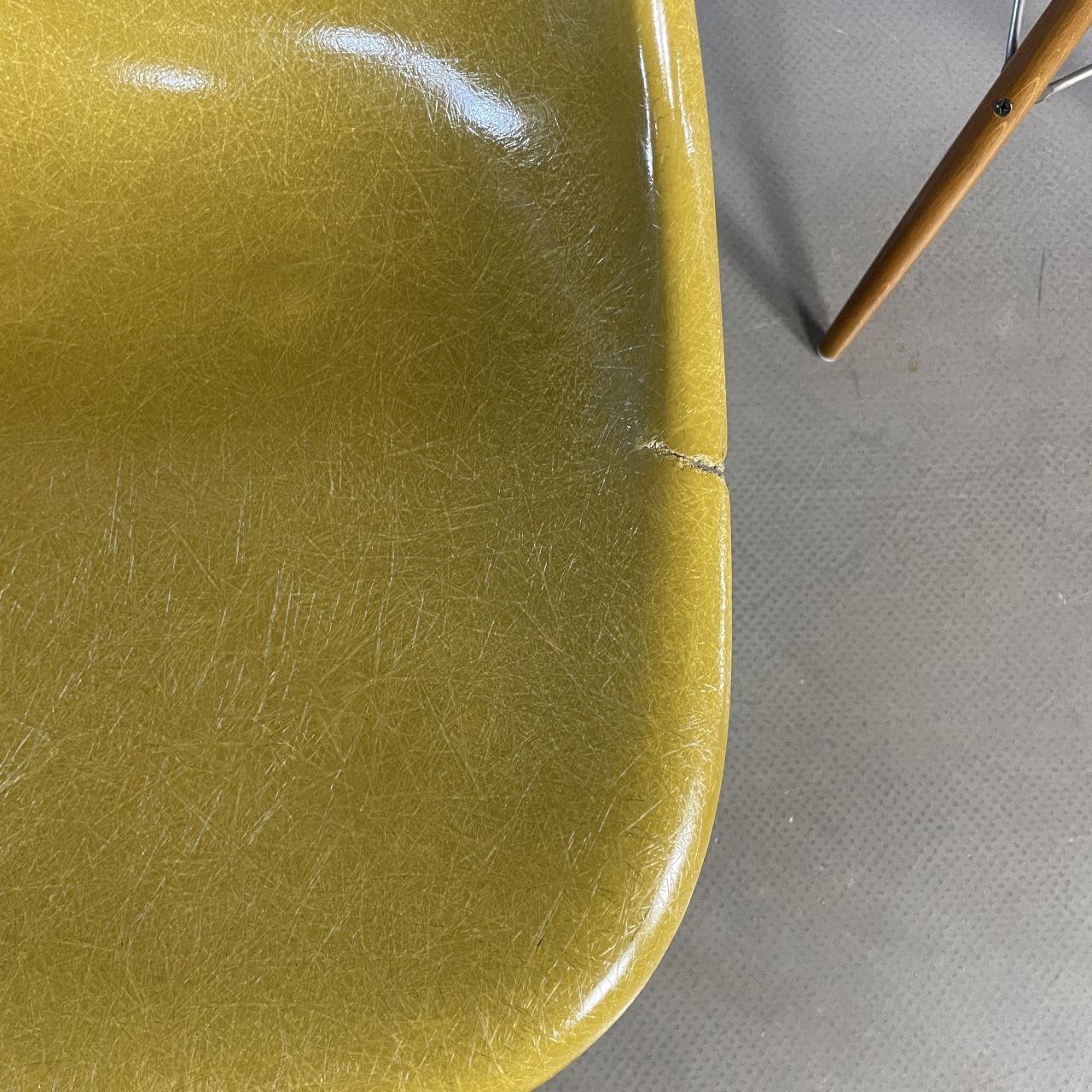 photo furniture Eames Herman Miller Dsw Side Chairs In Parchment, Navy Blue, Light Olive And Light Ochre With Slight Imperfections