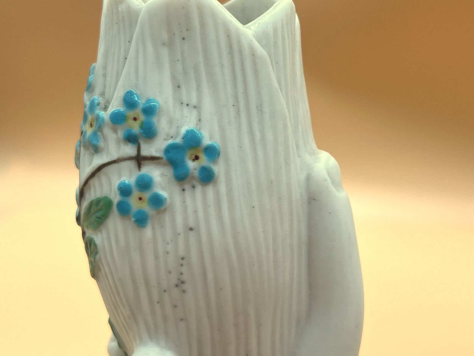 photo vinterior Victorian Parian Ware Hand Holding Floral Bud / Posy Vase With Lace Cuff. Forget Me Nots. C1850.