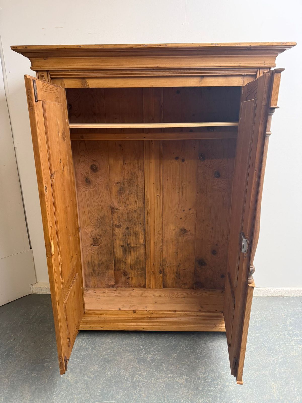 A Superb Waxed Genuine Hungarian Georgian 1 Piece Hall Wardrobe photo vinterior