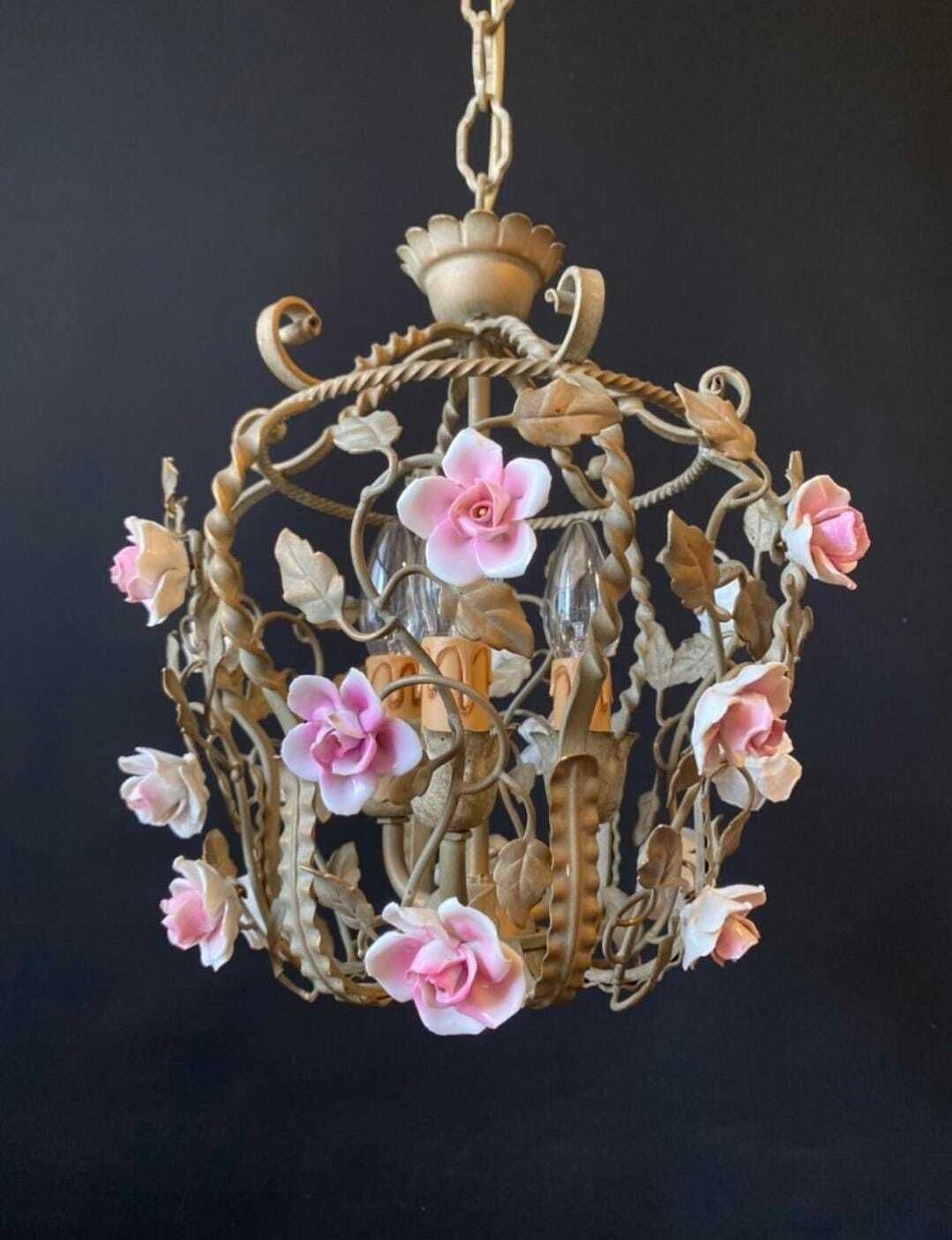 Duty Free USA. Lustre d'époque en forme de cage à oiseaux avec roses en céramique