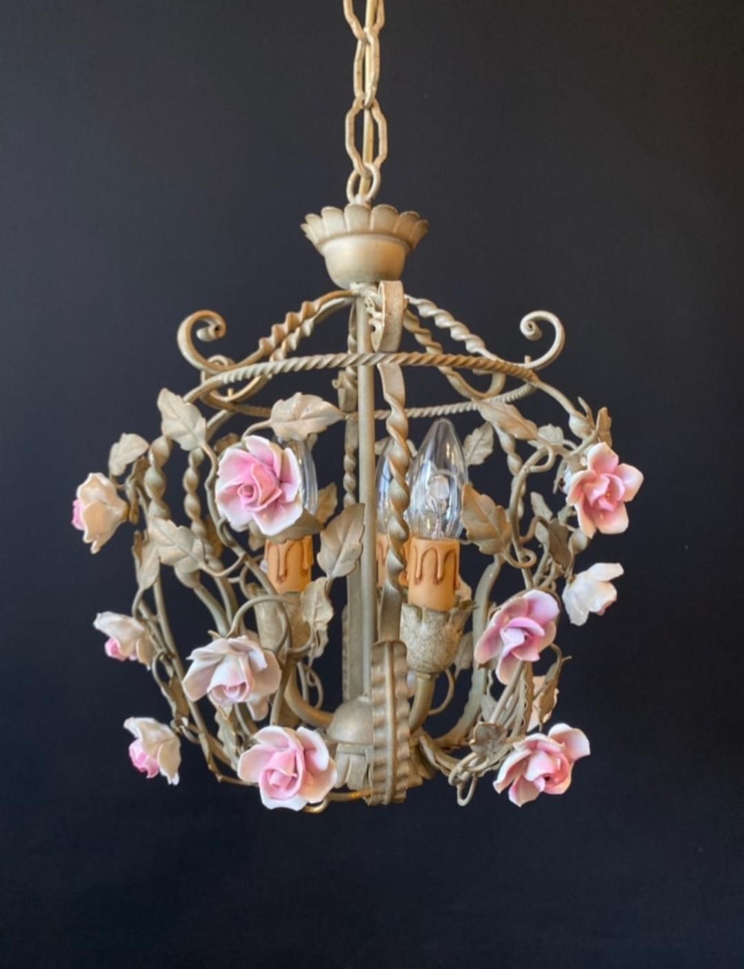 Duty Free USA. Lustre d'époque en forme de cage à oiseaux avec roses en céramique photo buy