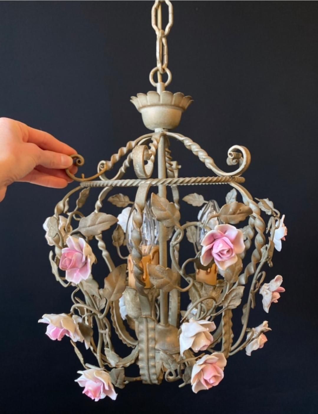 591.0 Duty Free USA. Lustre d'époque en forme de cage à oiseaux avec roses en céramique photo