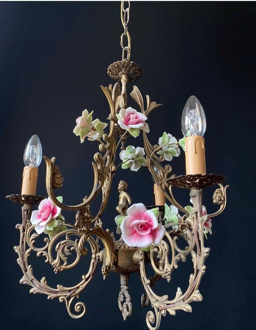 Lustre d'époque avec roses en céramique et chérubin, hors taxes pour les États-Unis photo furniture