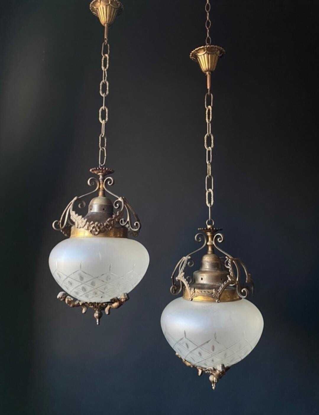 Paire de lustres d'époque, hors taxes pour les États-Unis photo furniture