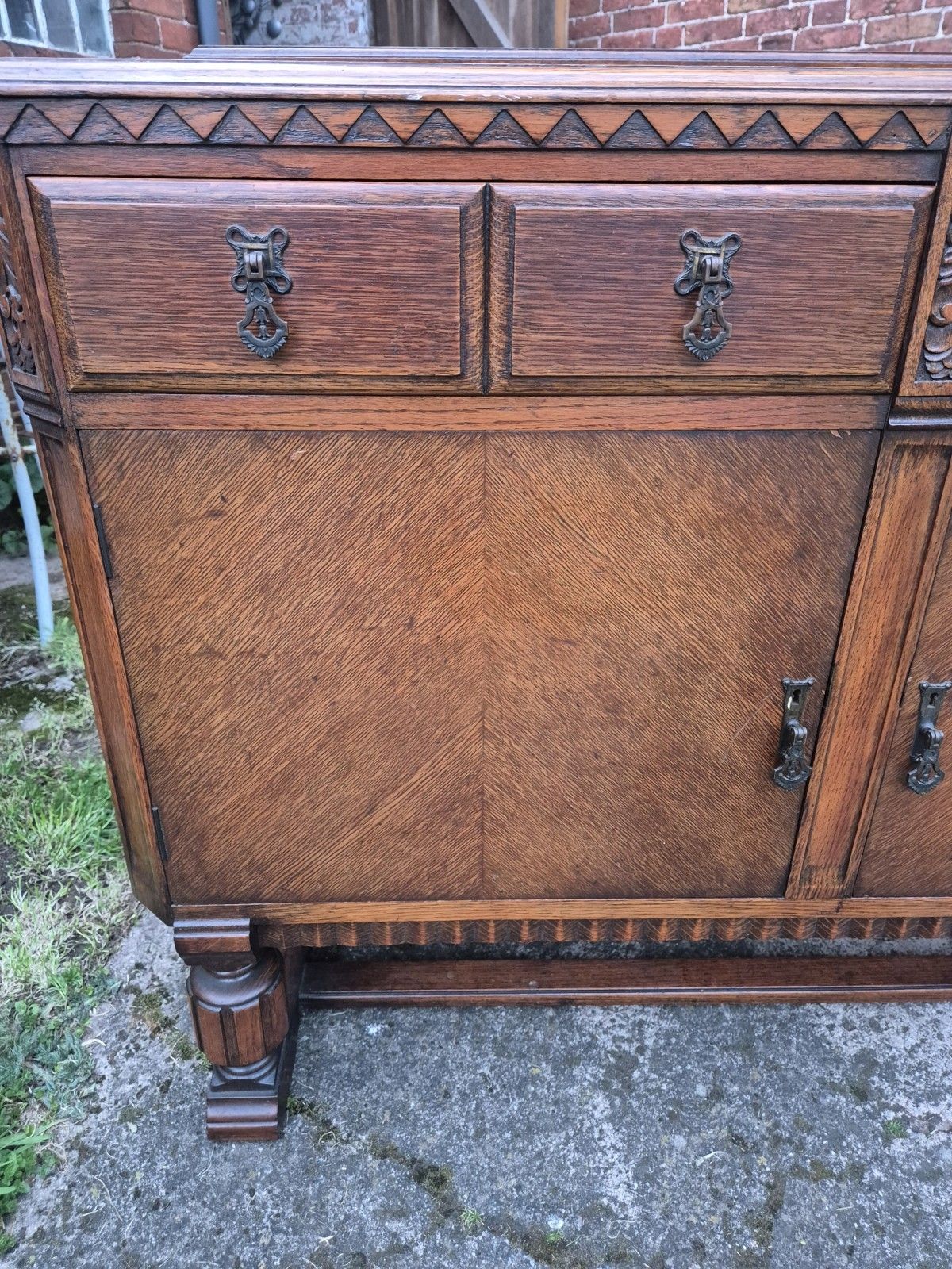 photo vintage Gorgeous Antique Oak Sideboard With 2 Drawers And 2 Cupboards