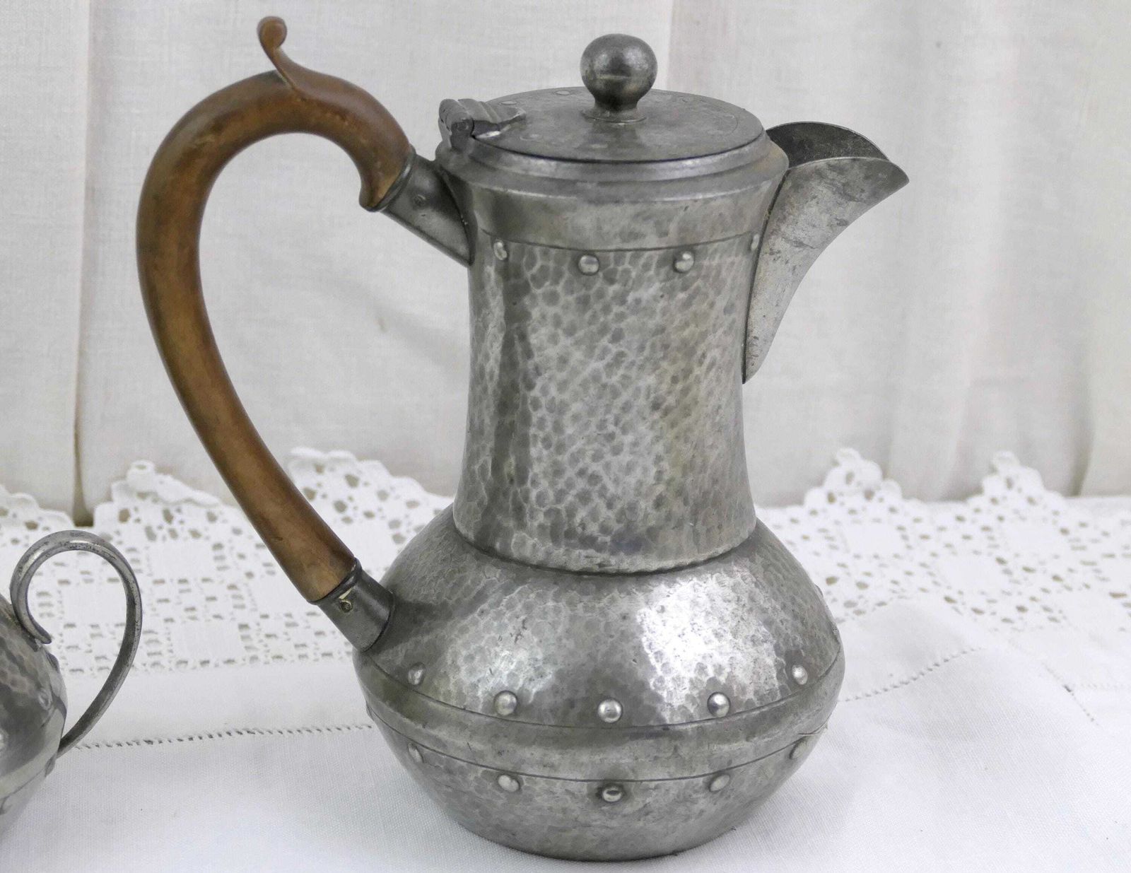 Antiek Engels Handgeklopt Tinnen Koffieservies Met Pot, Roomkannetje En Suikerpot Door W & Co, Arts And Crafts Stijl, Victoriaans Tijdperk, Engeland photo Woonaccessoires