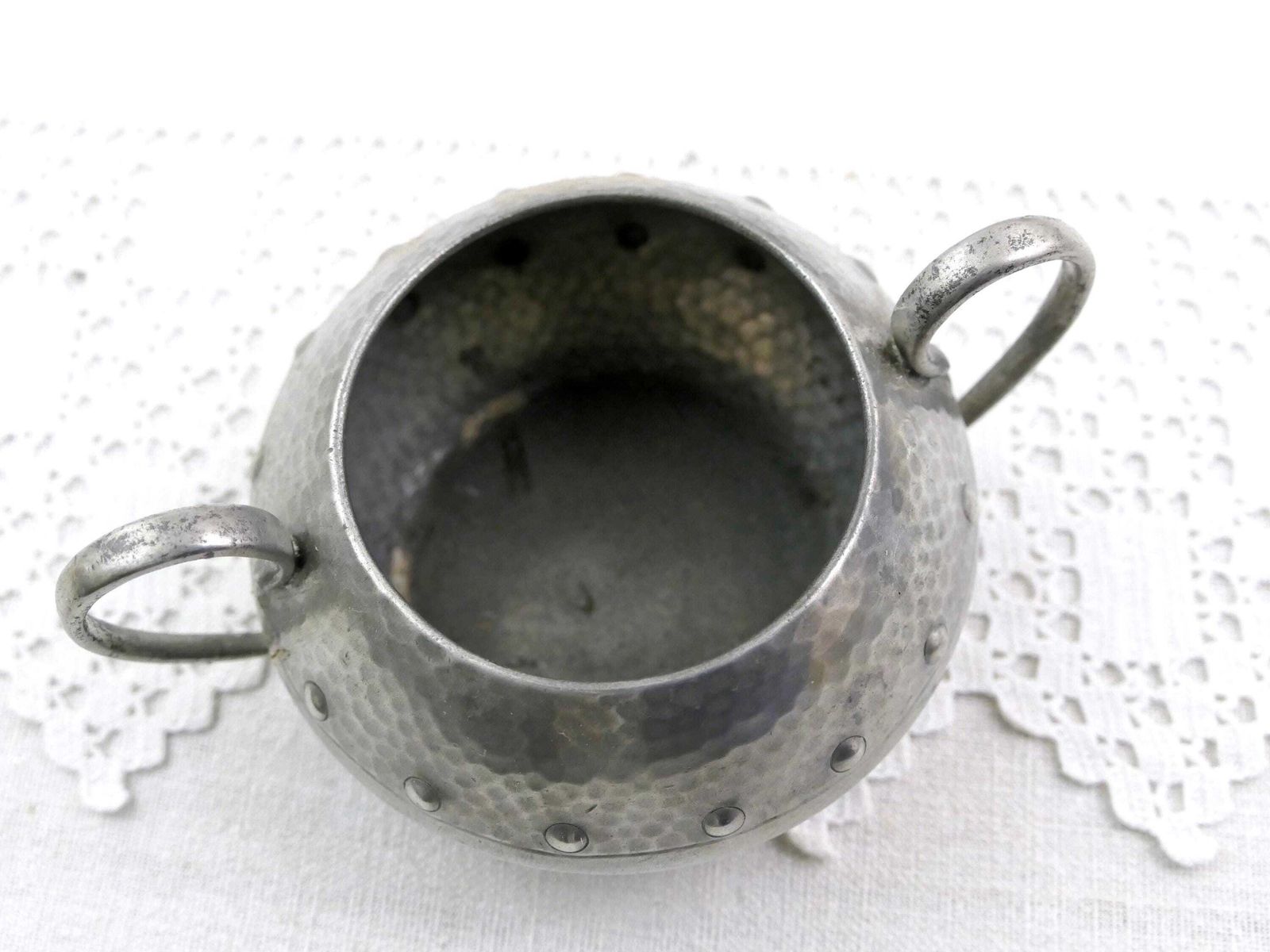 Service à café d'époque en étain martelé à la main W & Co, avec pot, crémier et sucrier, de style Arts and Crafts, Angleterre, époque victorienne photo 110.0