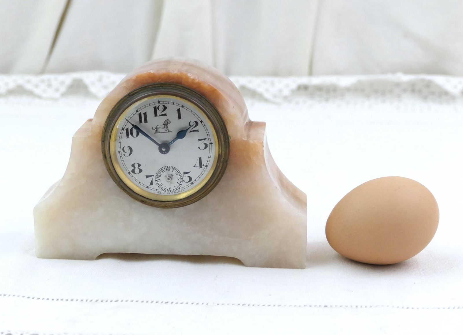 Small Antique Art Deco 1930s Peach Colored Veined Marble Stone Wind Up Mechanical Mantle Clock France In Need Of Repair, French Old Clock photo buy