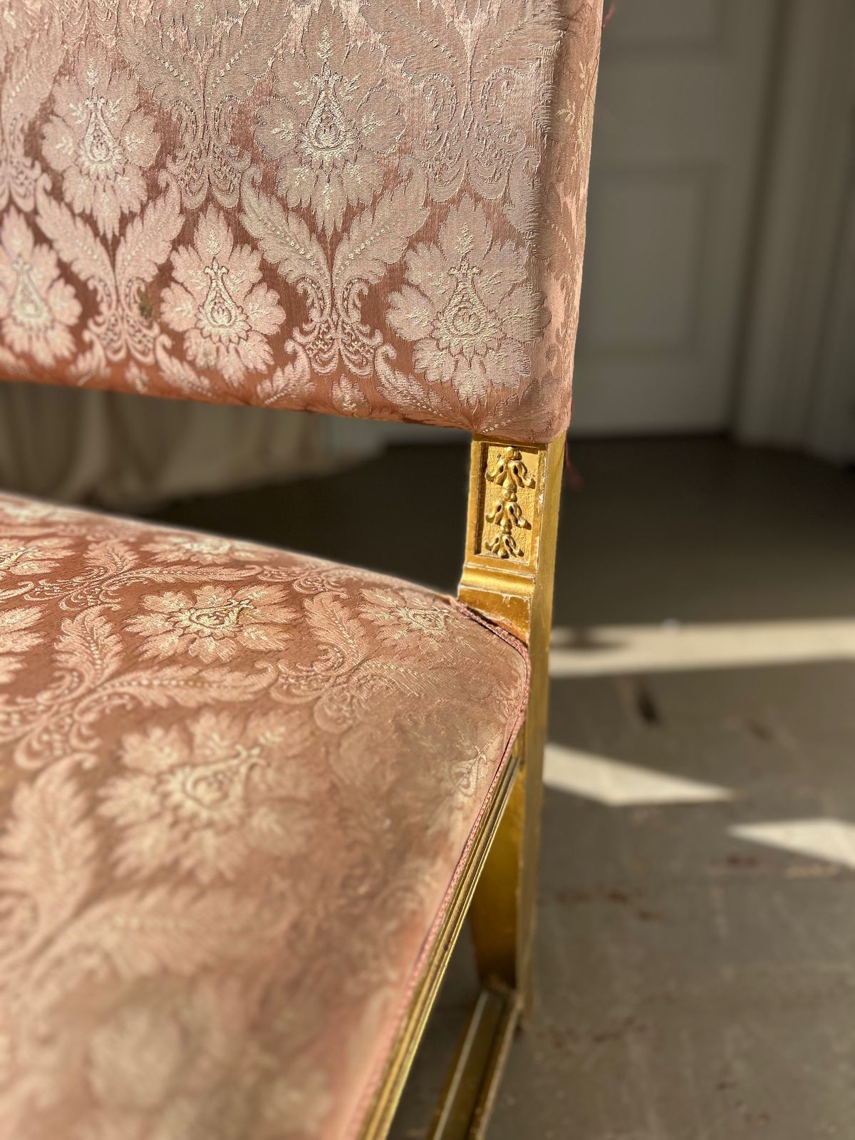 photo furniture 19th Century Carved Gilt Wood Hall Bench