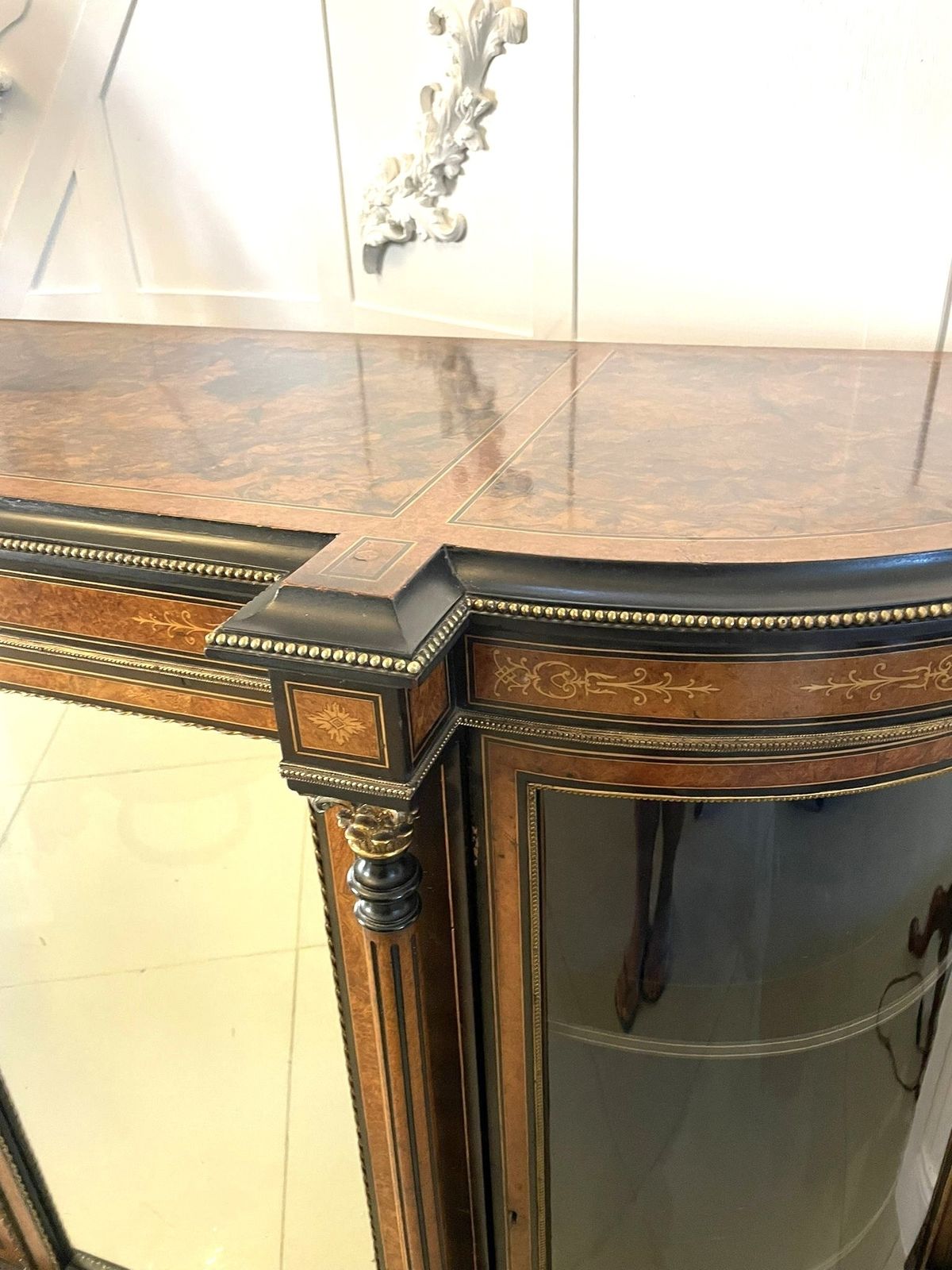 photo vintage Superb Quality Large Antique Burr Walnut And Amboyna Inlaid Credenza