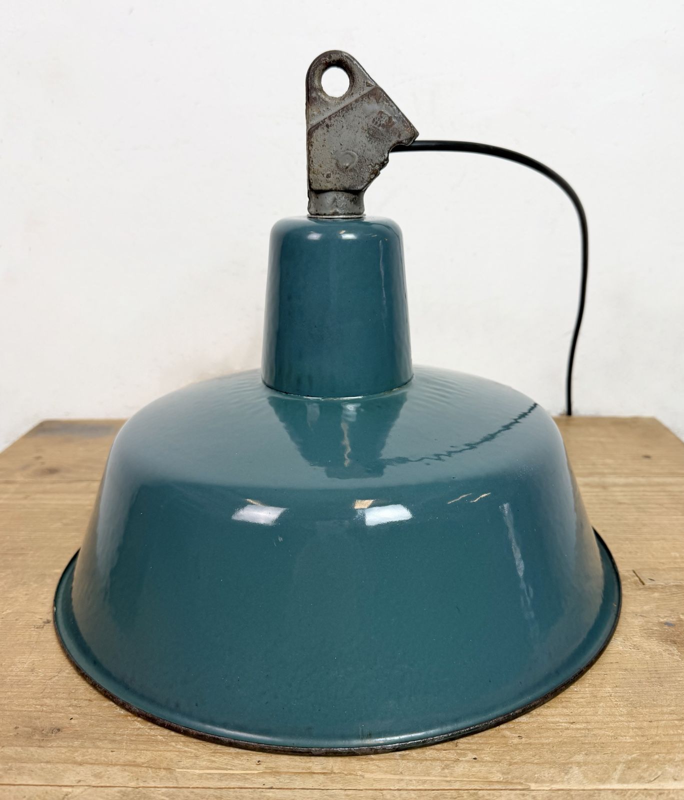photo vintage Industrial Petrol Enamel Factory Lamp With Cast Iron Top, 1960s, 10 X