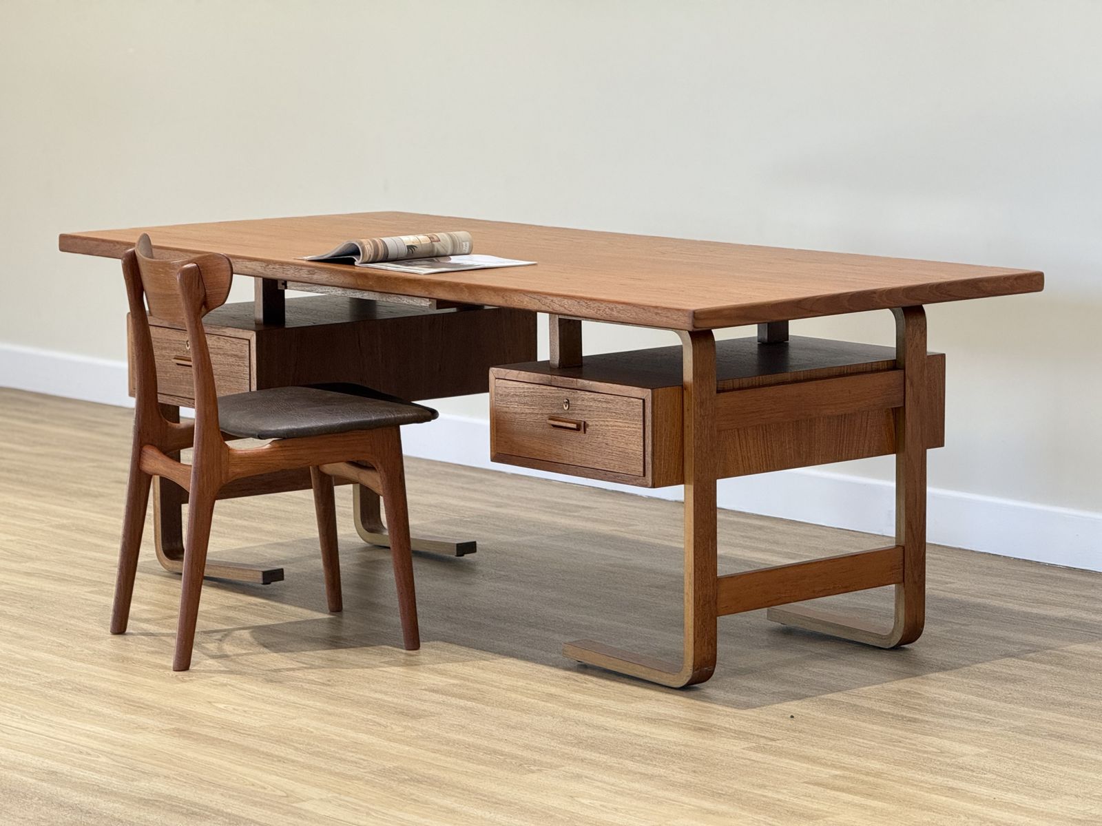 Jørgen Clausen For Brande Møbelfabrik – Large Danish Executive Desk, 1950s (Teak) photo vinterior