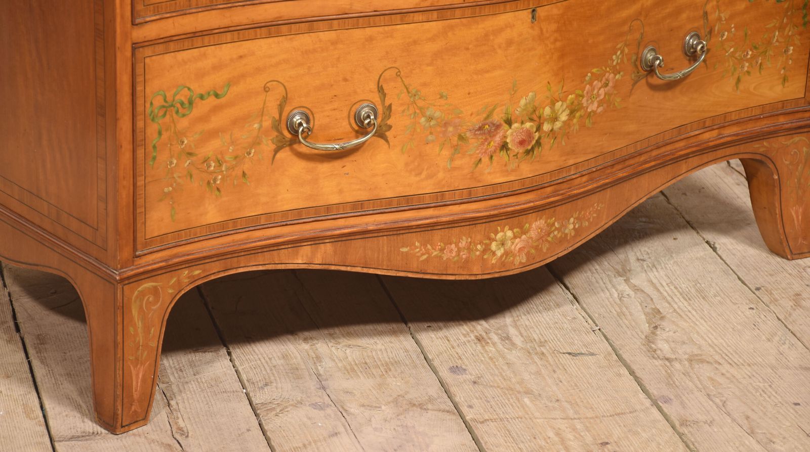 photo vinterior Sheraton Revival Satinwood Serpentine Chest Of Drawers