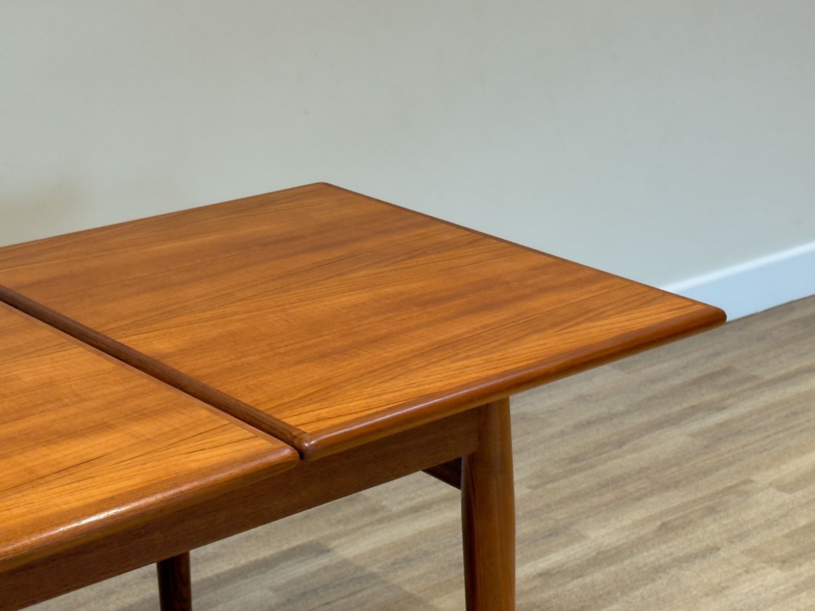 Mid Century Danish Teak Extending Dining Table (Johannes Andersen) photo vinterior