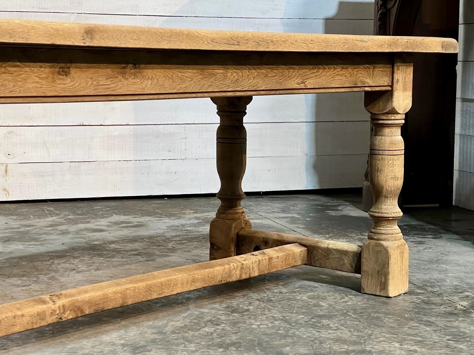 photo vinterior Quality Bleached Oak Farmhouse Dining Table
