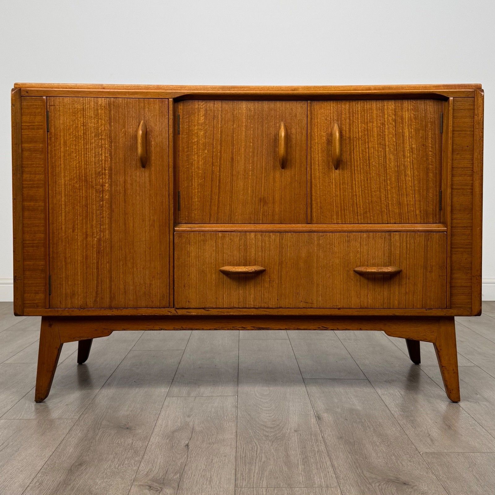 Vintage 20th Century Good Quality Sideboard In Walnut ( Af 5509 )