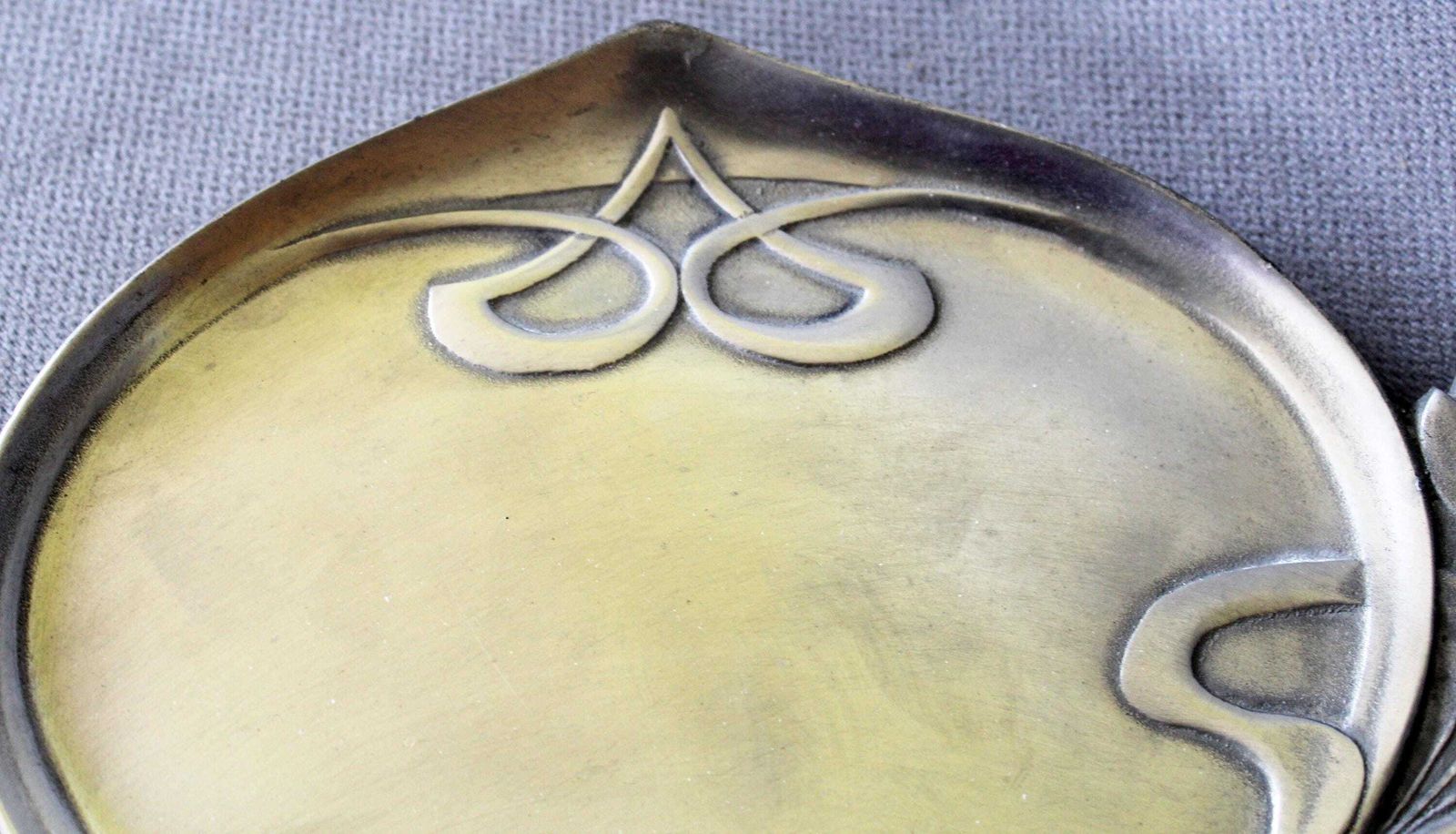 Large Vintage Pewter Centerpiece Tray, 94% Etain Pur, Four Leaf Clover Art Nouveau Design, Flat Platter, Potstainiers Hutois Belgium photo for sale