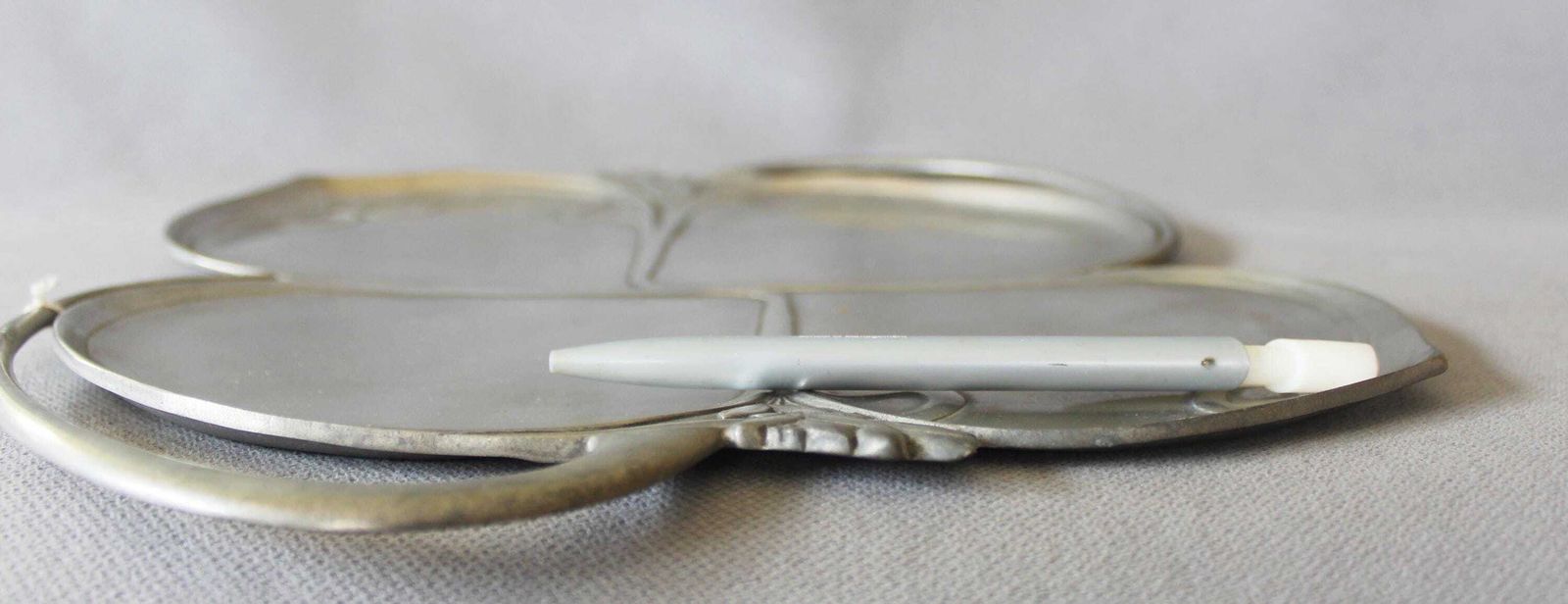photo vinterior Large Vintage Pewter Centerpiece Tray, 94% Etain Pur, Four Leaf Clover Art Nouveau Design, Flat Platter, Potstainiers Hutois Belgium