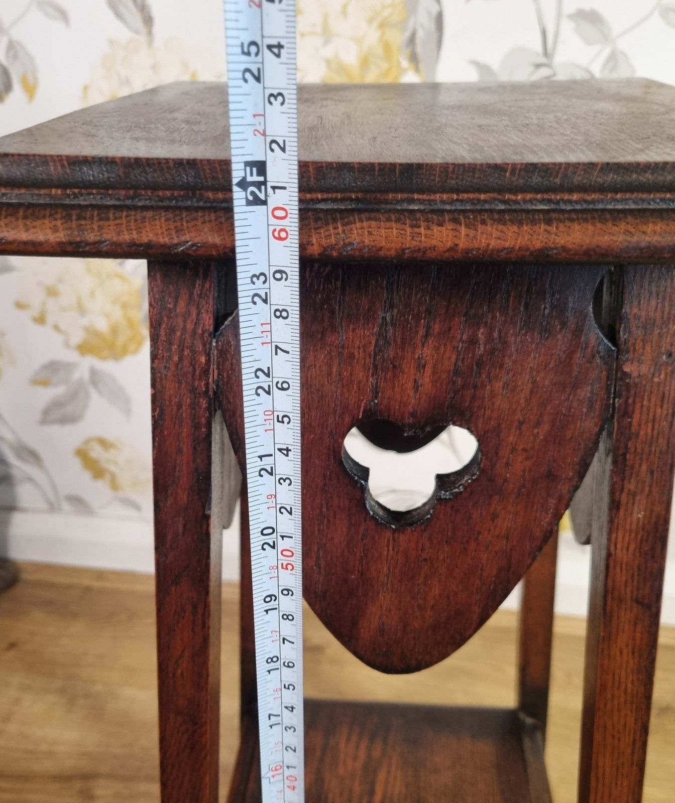 photo vintage Antique Oak Arts And Crafts Plant Stand Torchere Dark Patina Lamp Side Table