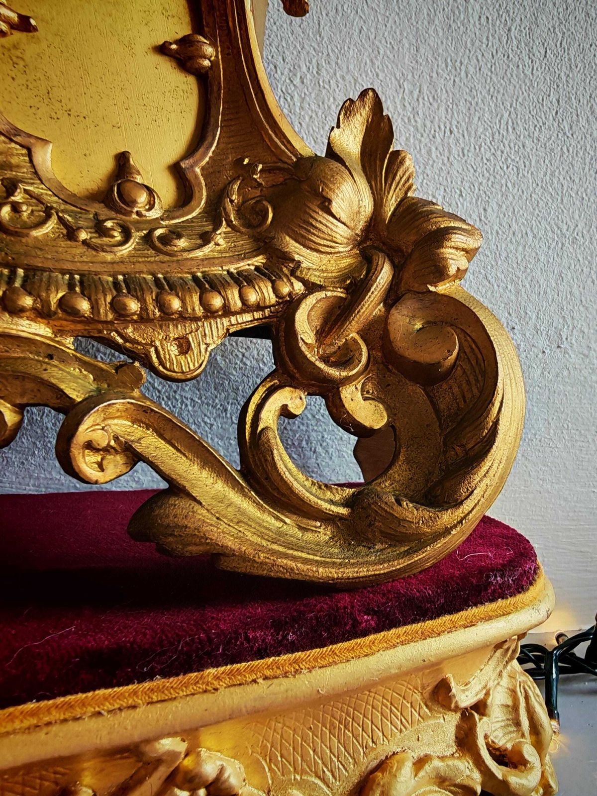 Pendule d'époque XIXe siècle en ormolu doré, socle en velours bordeaux, restaurée photo vinterior